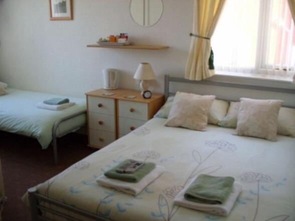 Family Room (2 Adults + 1 Child) - Photo 2