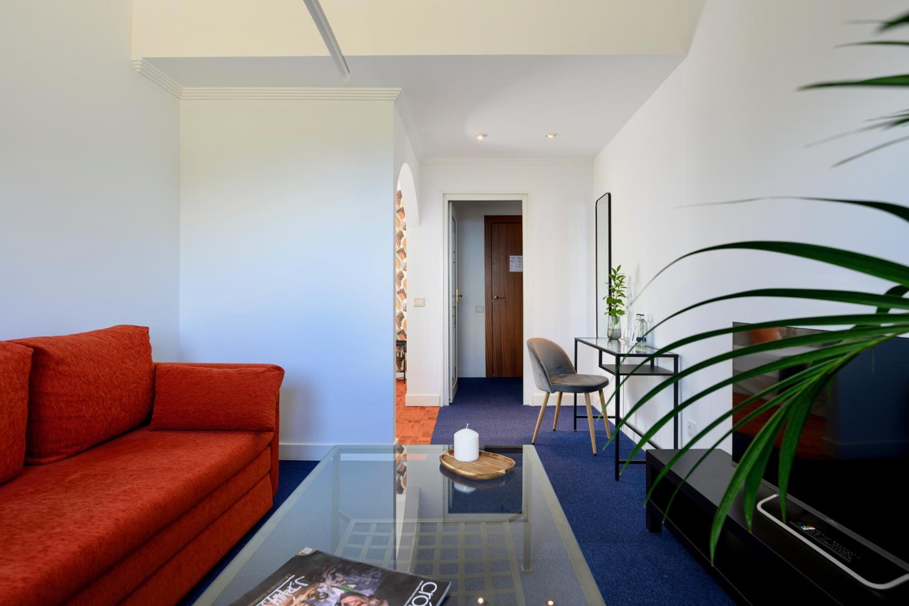 Large Twin Room - Photo 3