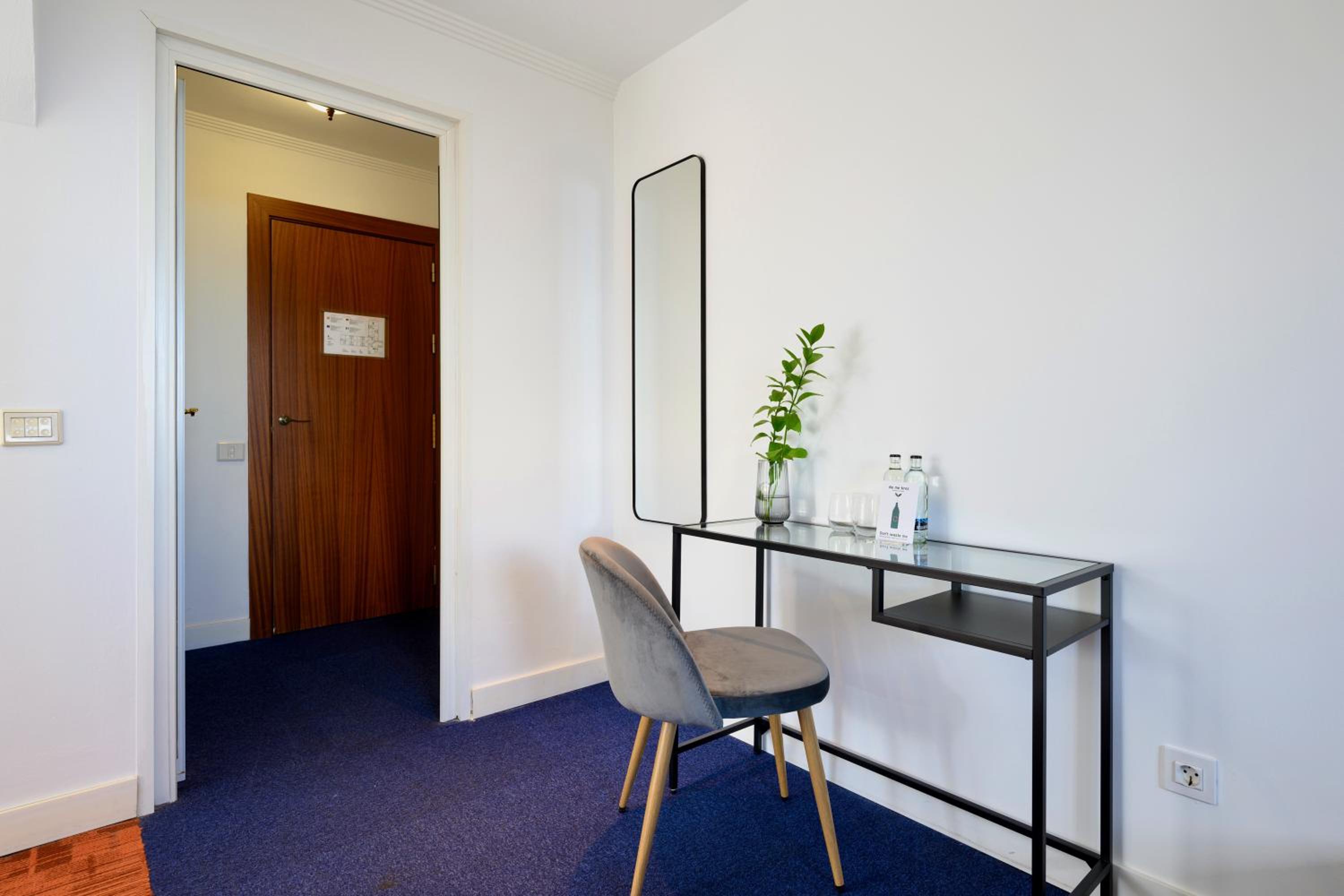 Large Twin Room - Photo 2