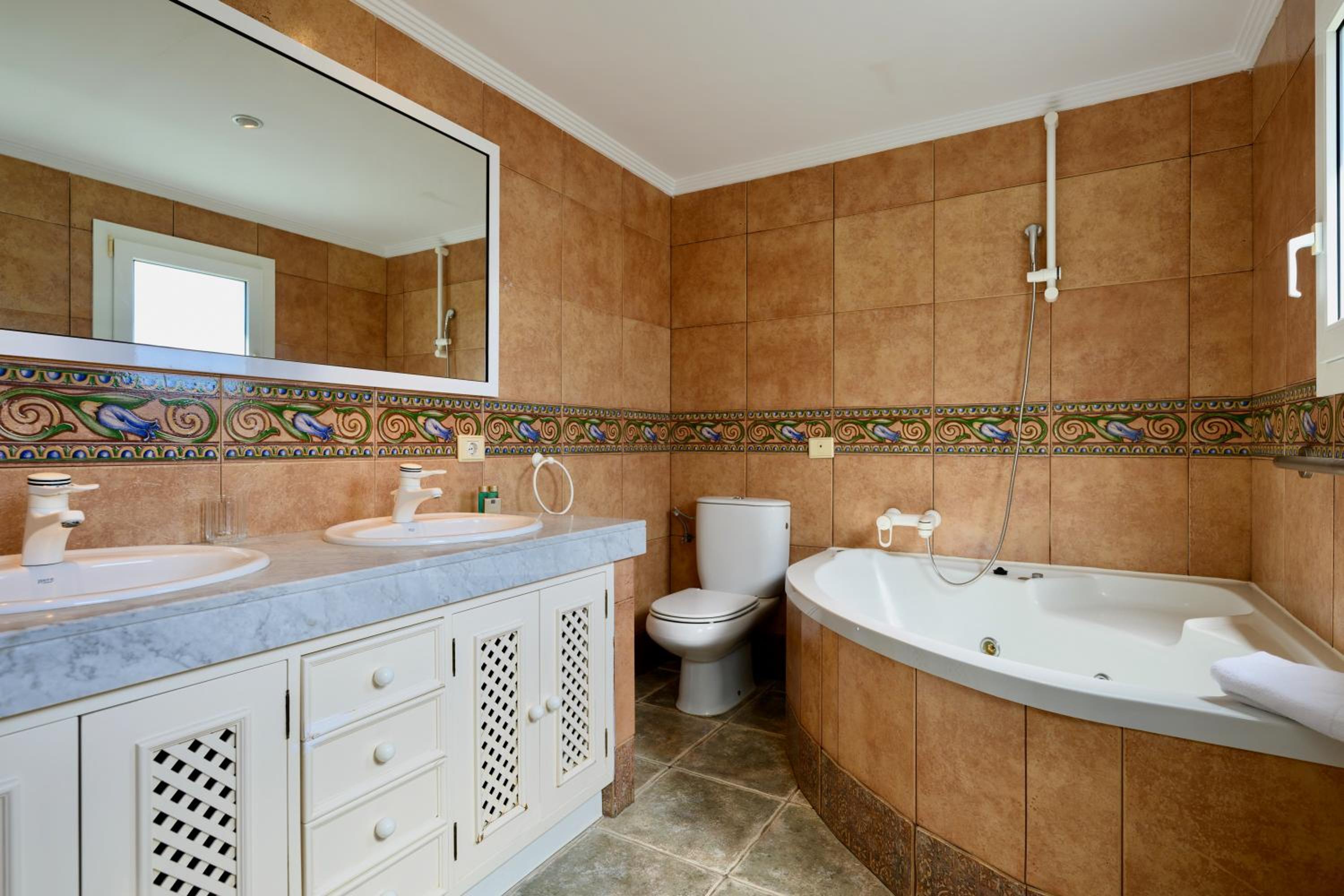 Large Twin Room - Photo 5
