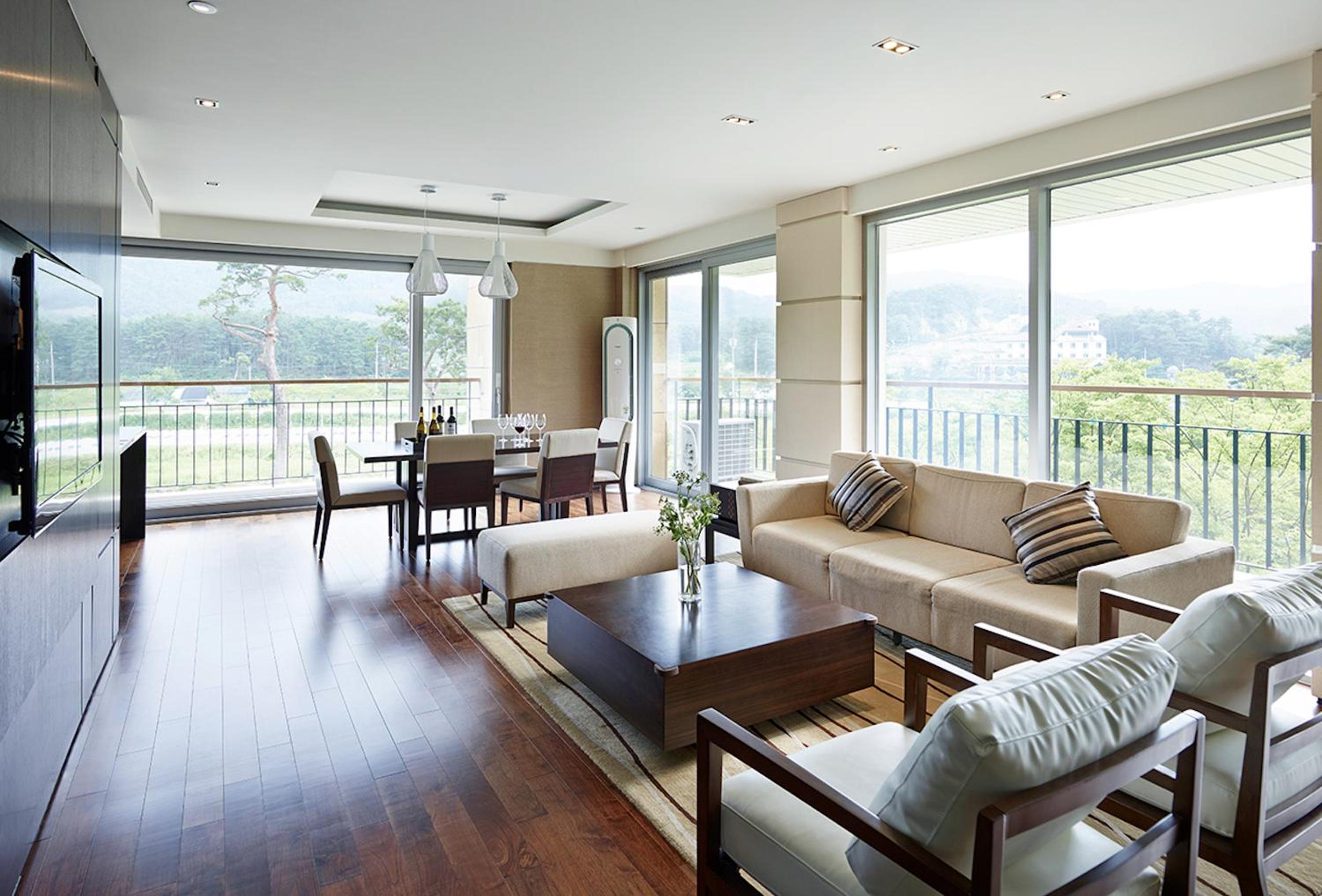 Corner Suite Family Room photo 3