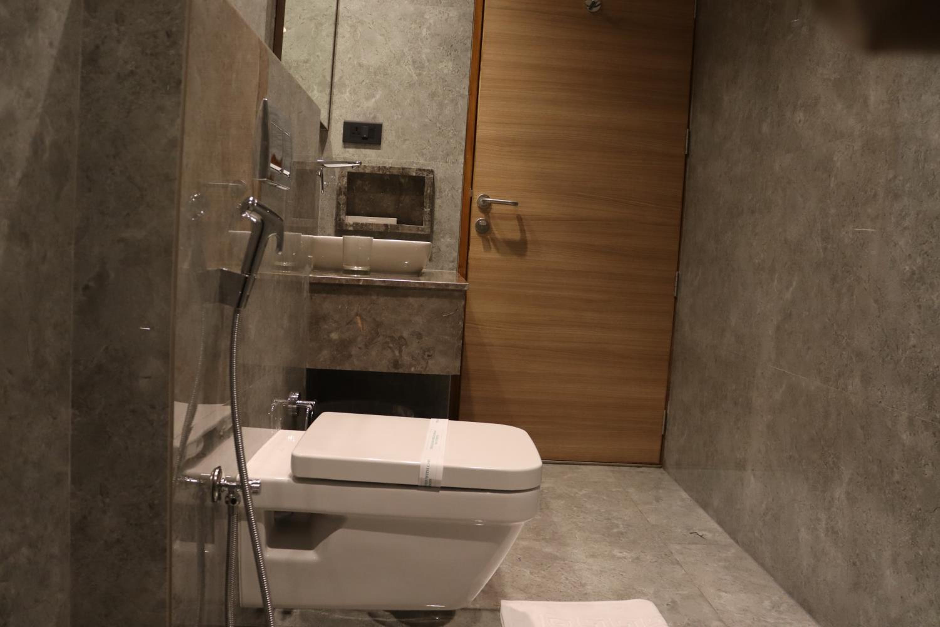 Deluxe King Room - Photo 10
