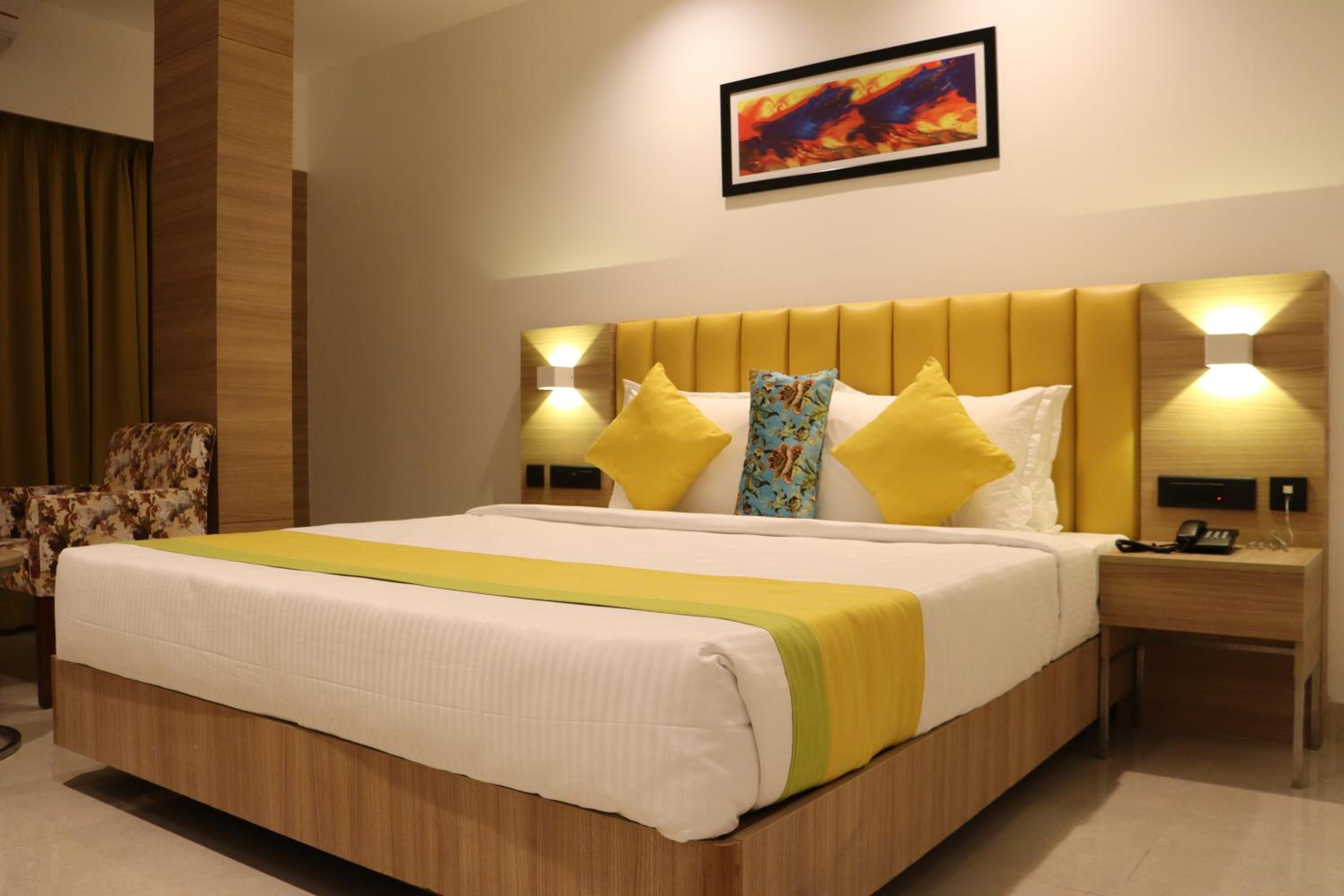Deluxe King Room - Photo 7