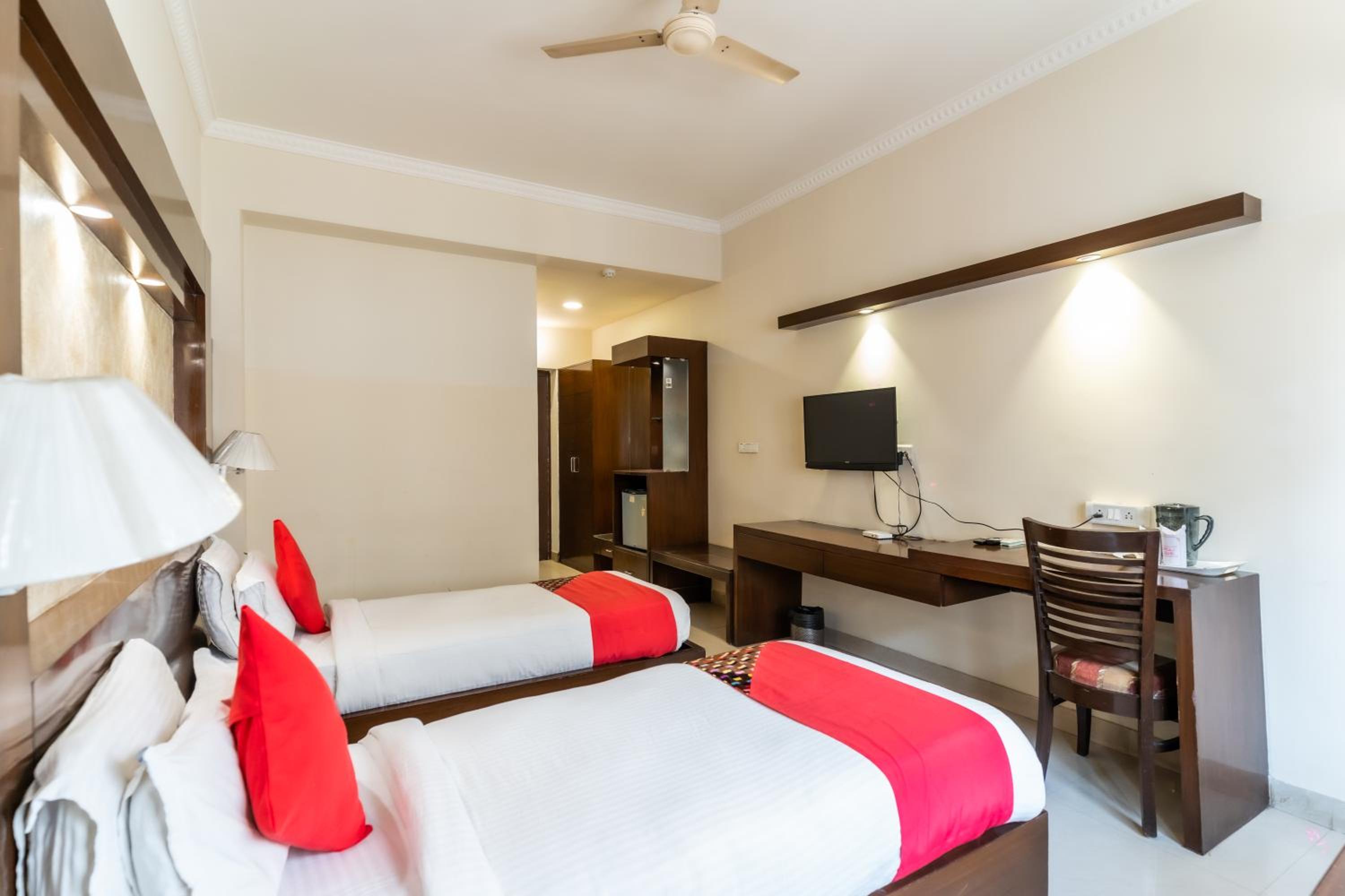 Deluxe Room - Photo 25