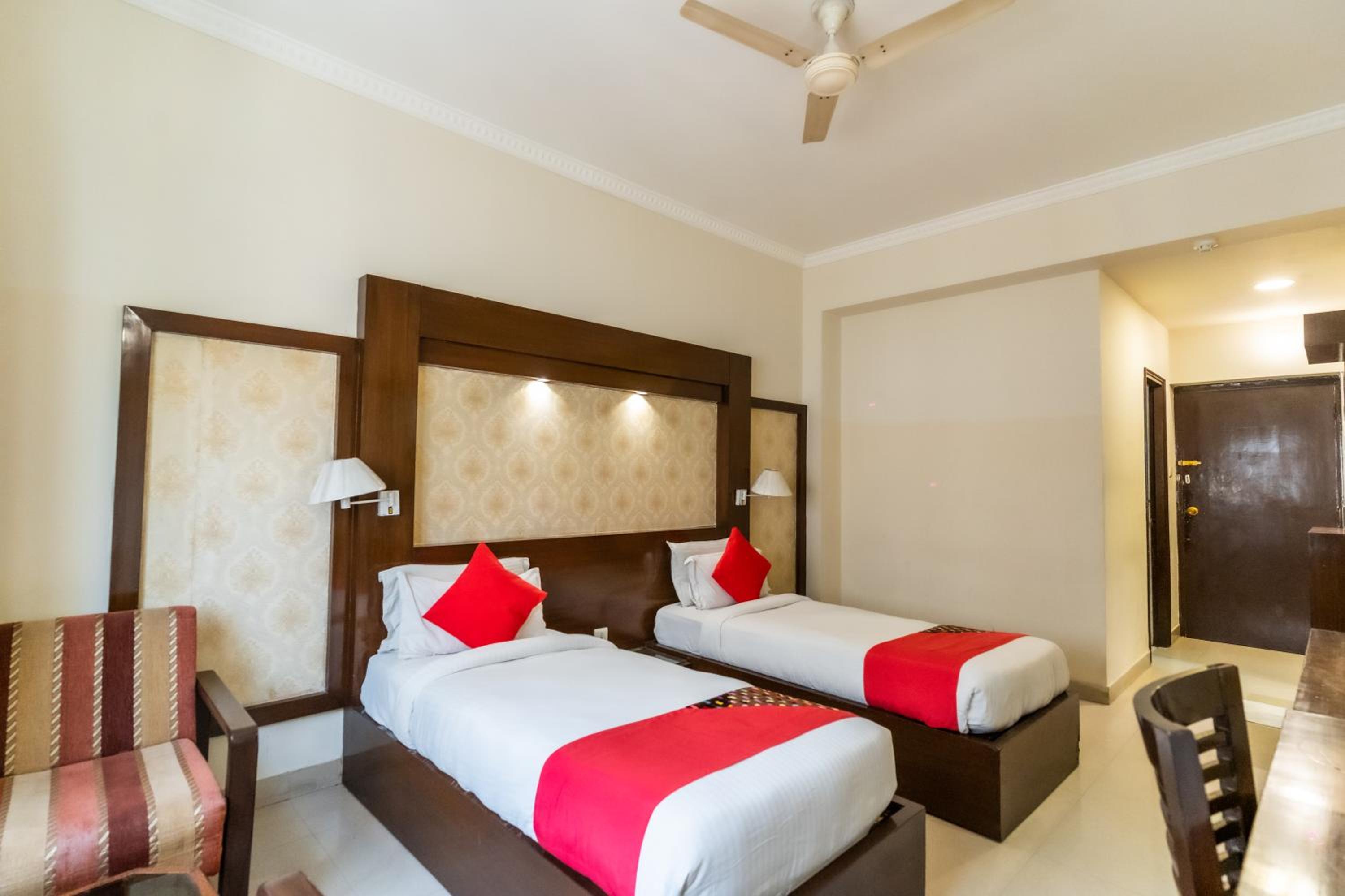 Deluxe Room - Photo 20
