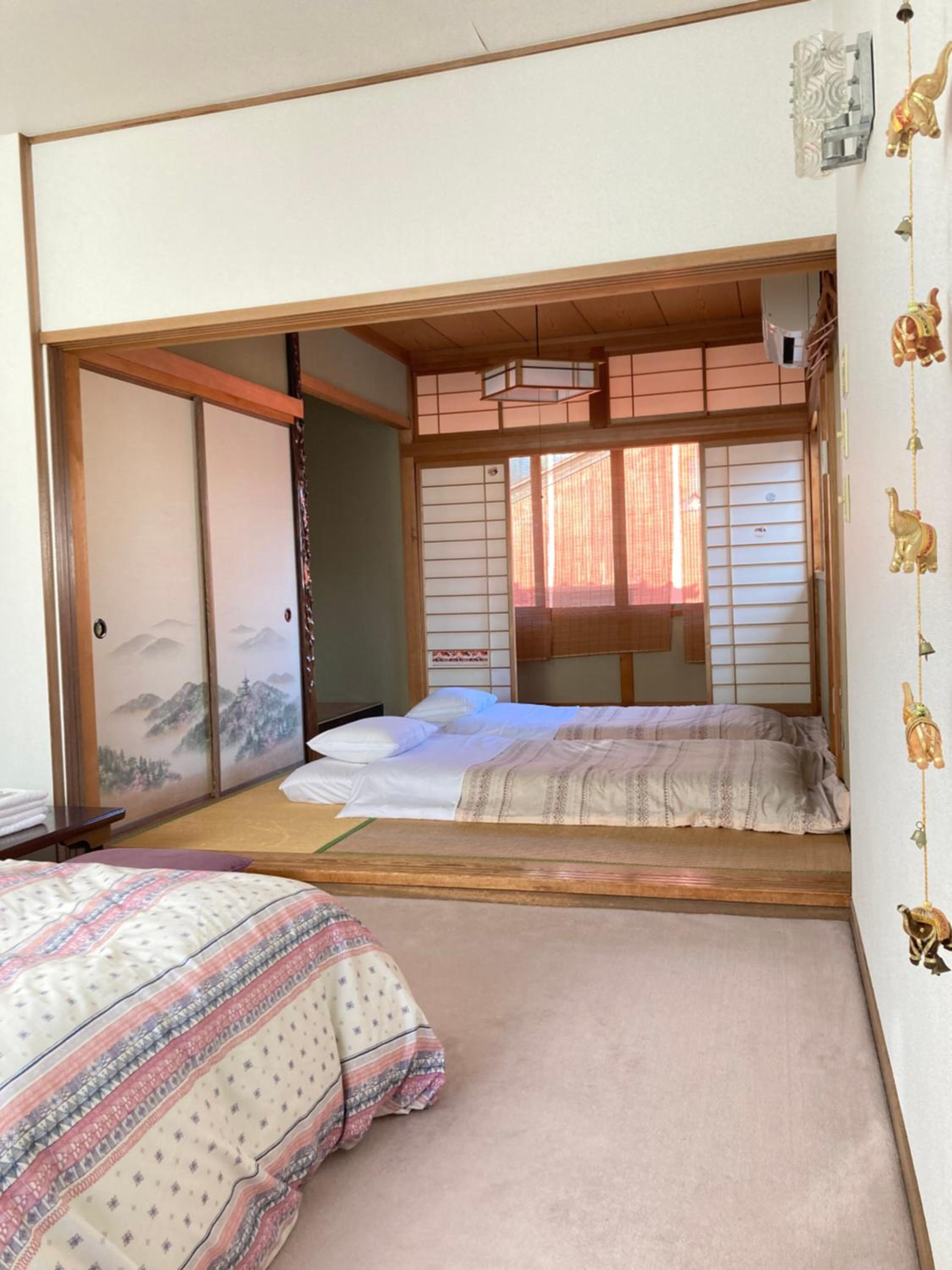 Family Room with Shared Bathroom photo 2