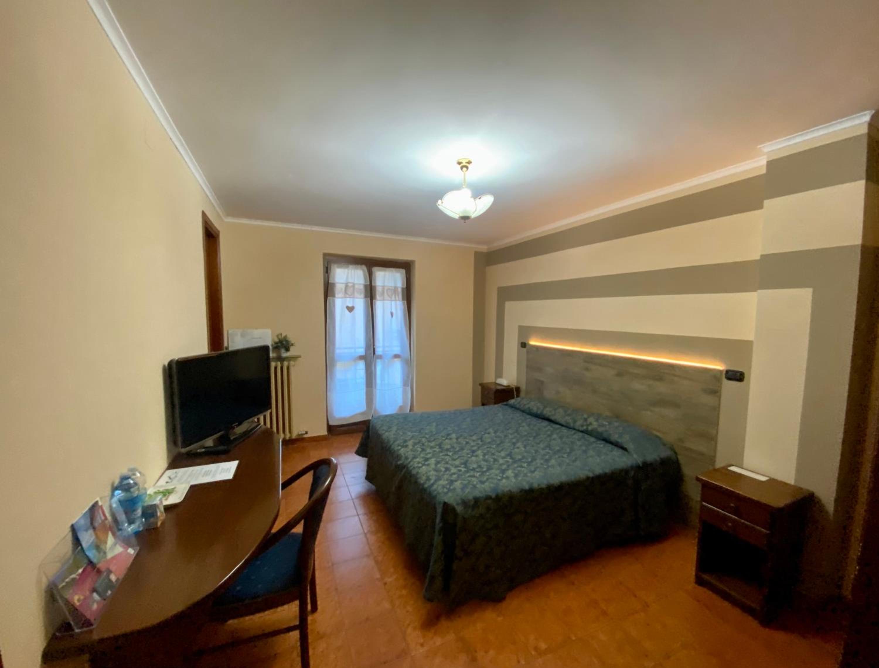 Double or Twin Room with Balcony - Photo 10