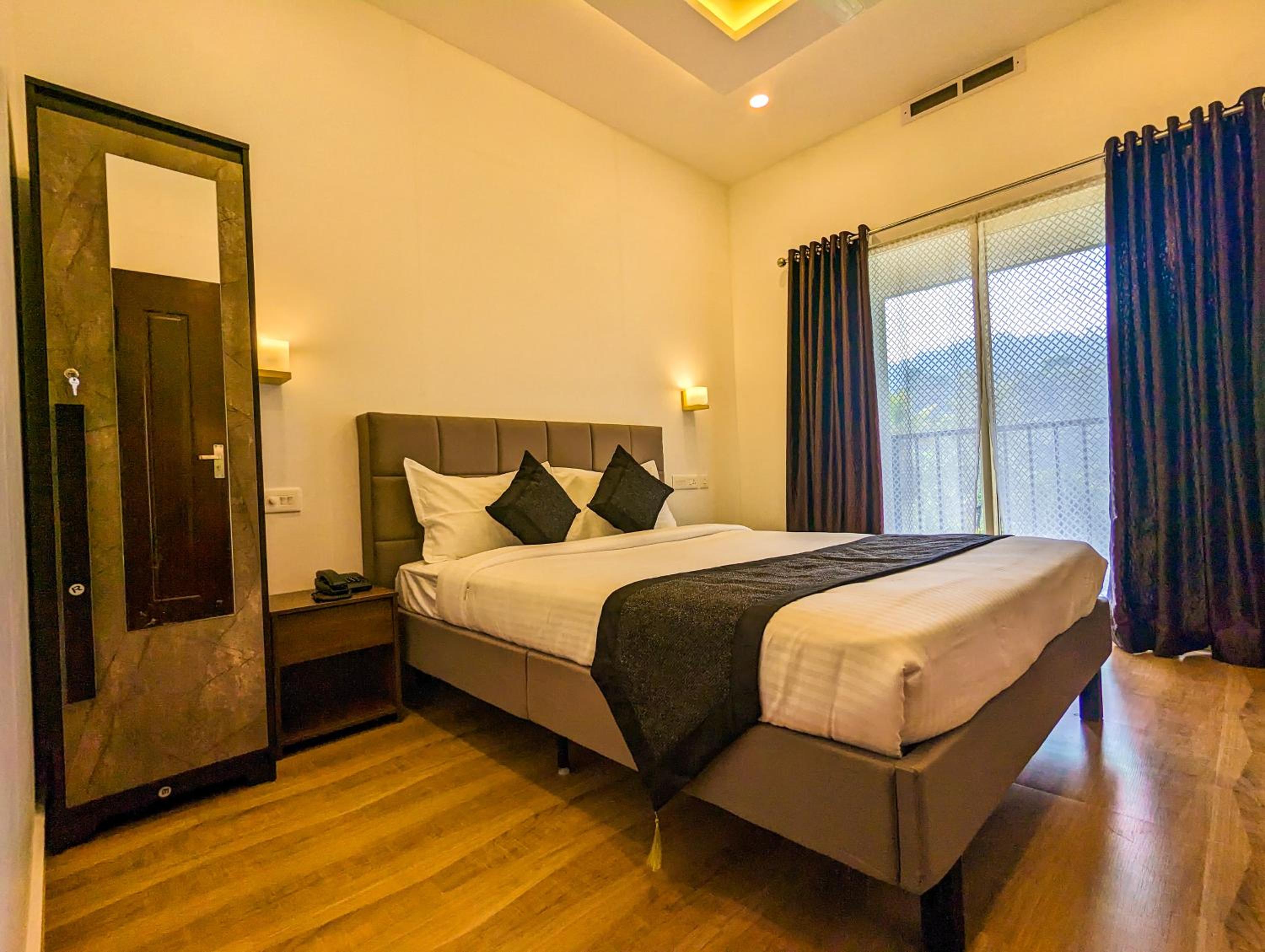 Queen Room with Balcony photo 1