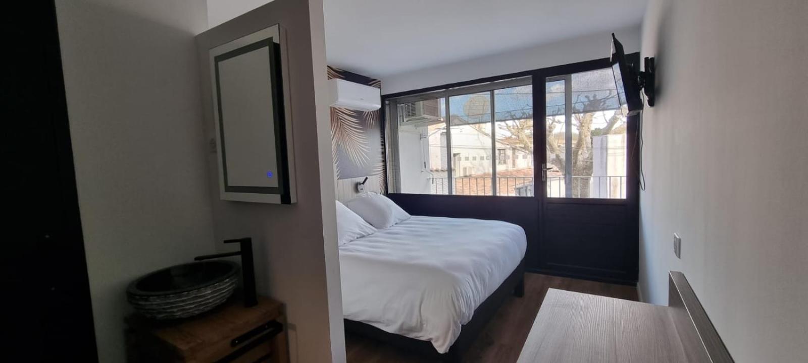 Standard Double Room Rhône Side - 1st Floor - Photo 9