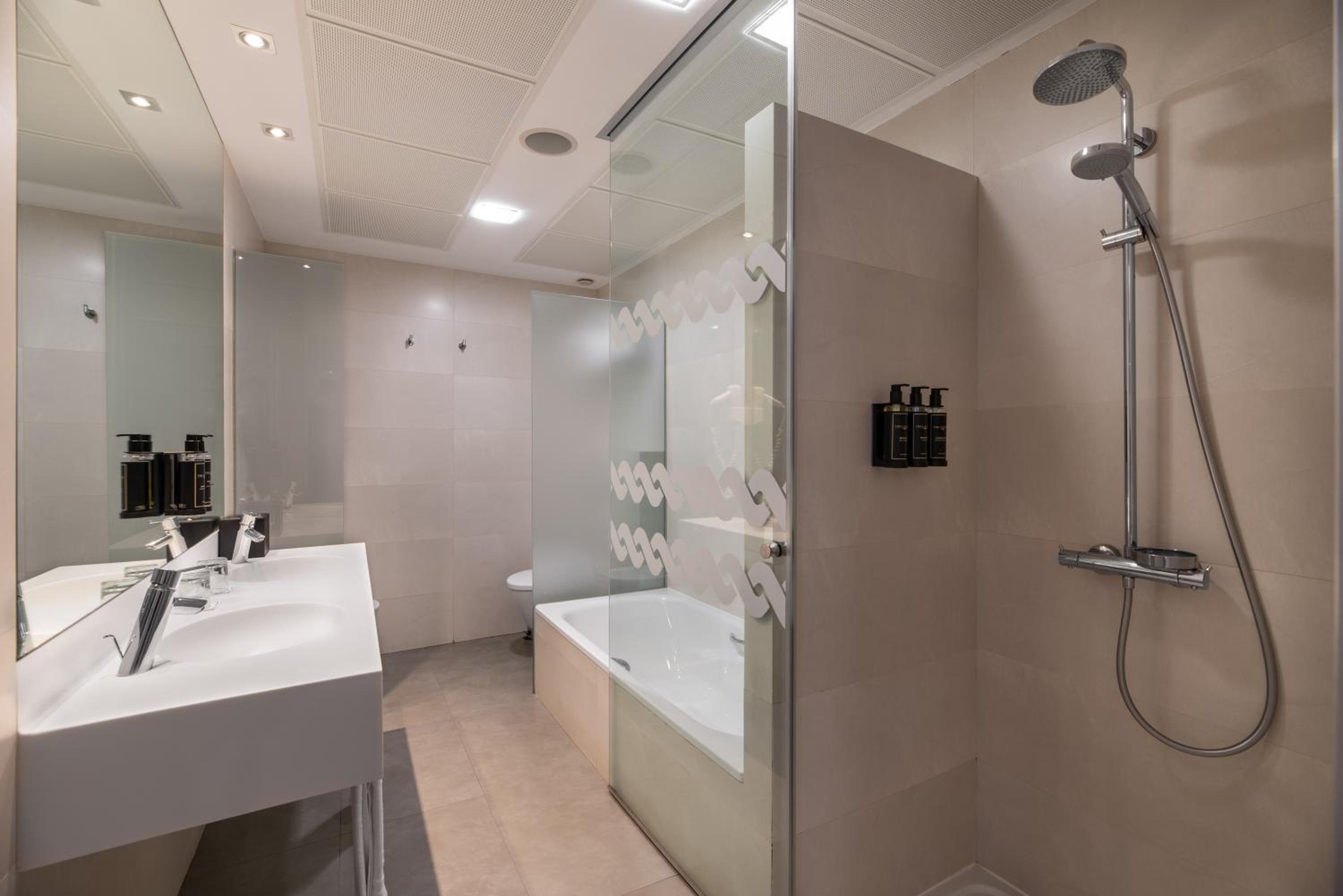 Deluxe Twin Room - Photo 2
