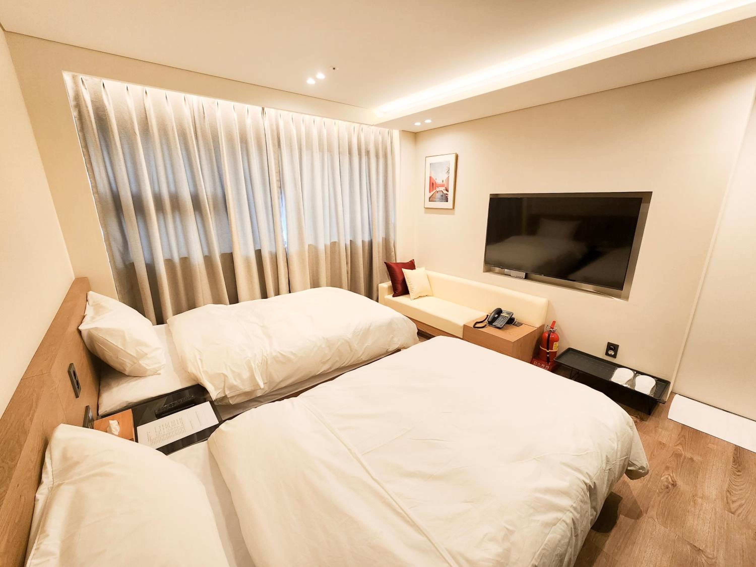 Standard Twin Room - Photo 8