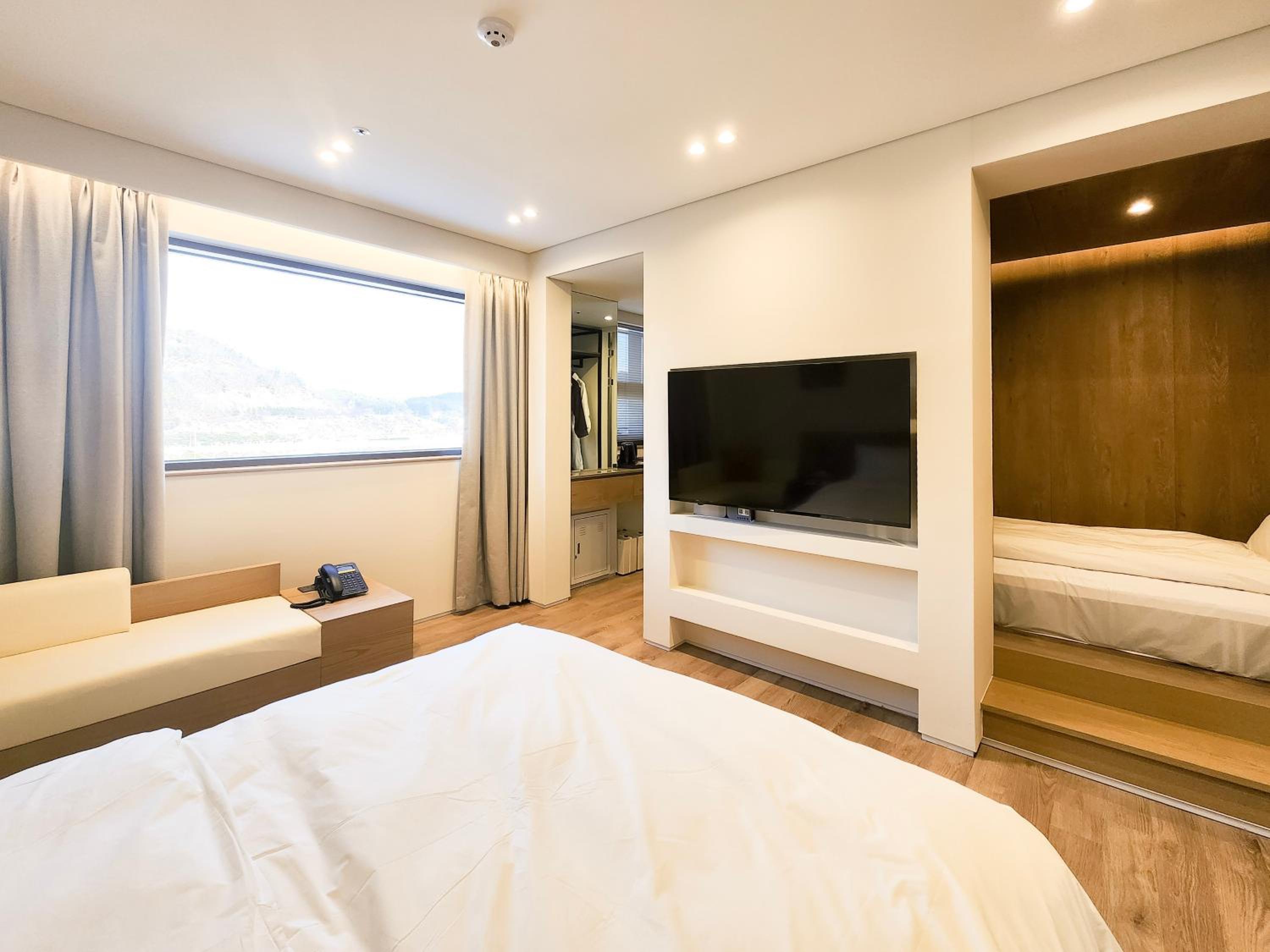 Double or Twin Room with Mountain View - Photo 1