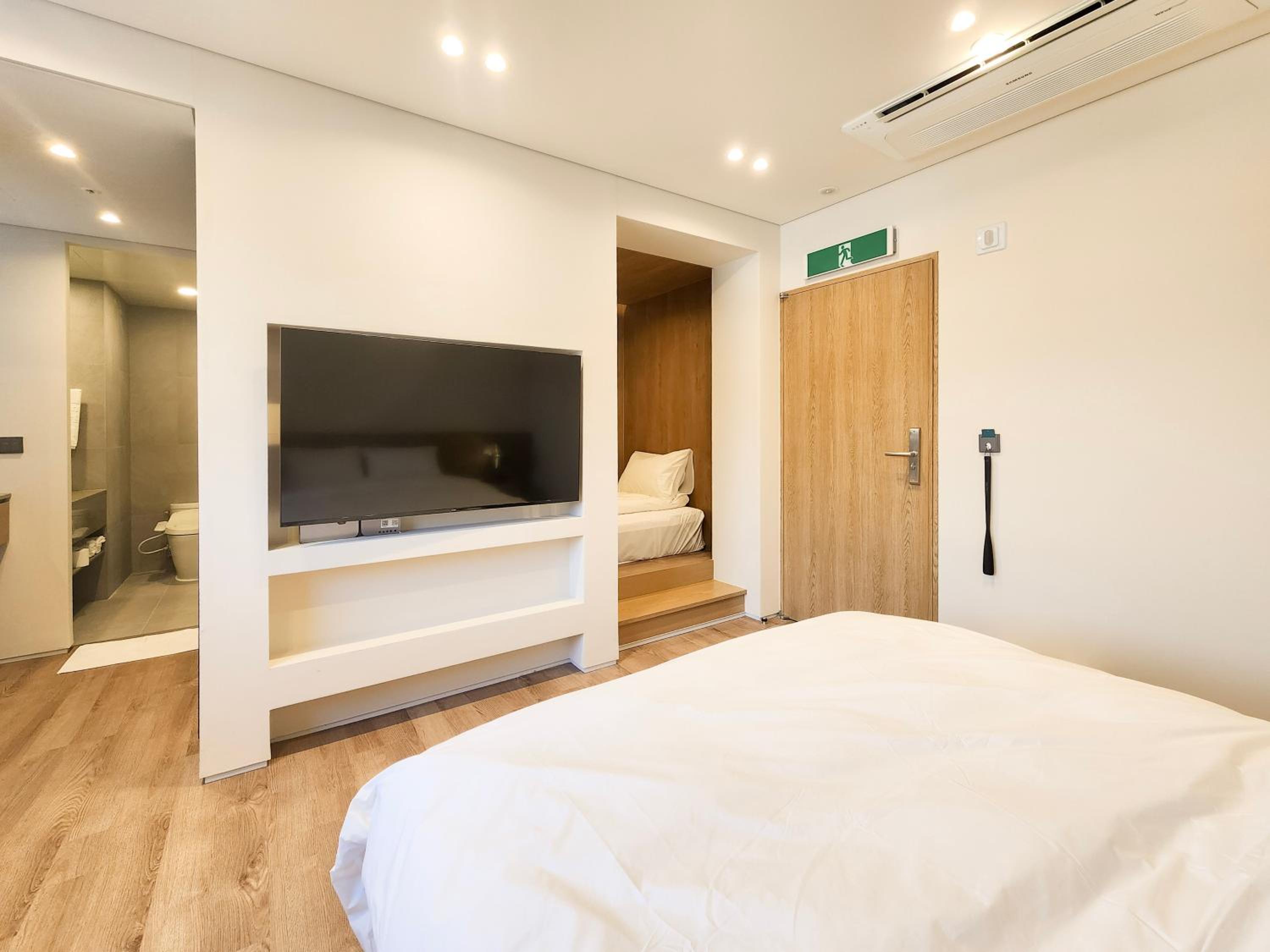 Double or Twin Room with Mountain View - Photo 13