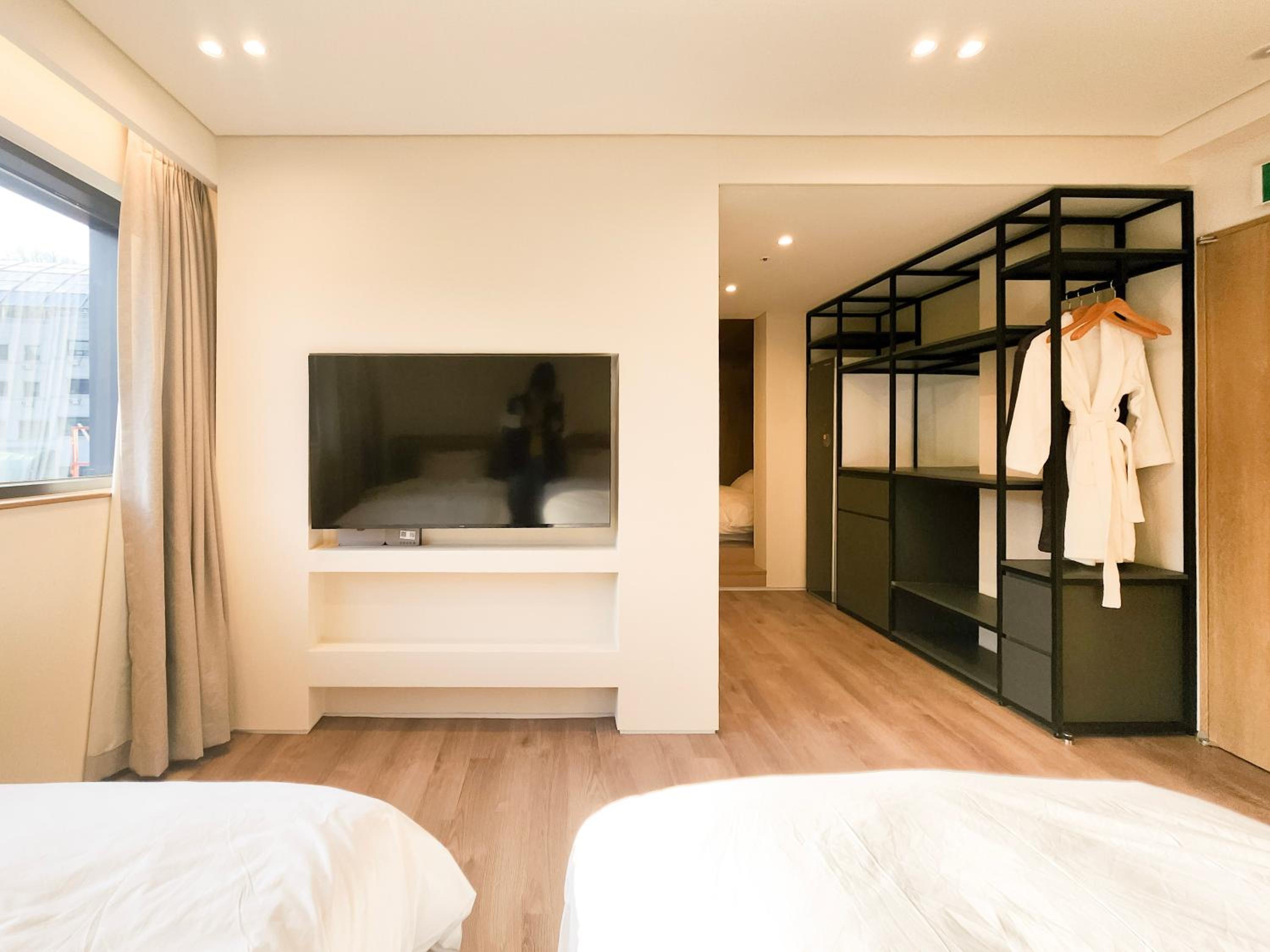 Large Twin Room - Photo 8