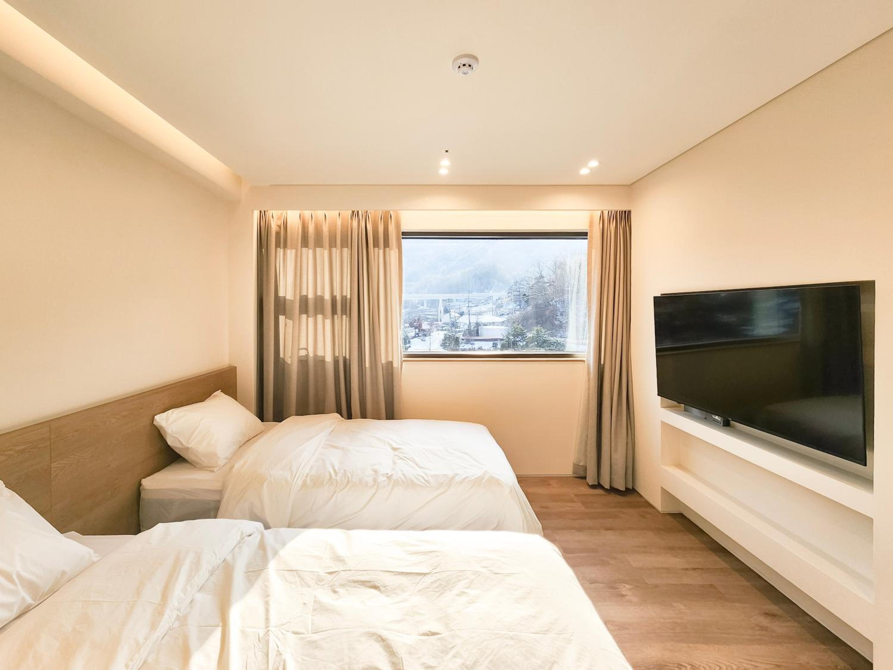 Large Twin Room - Photo 1