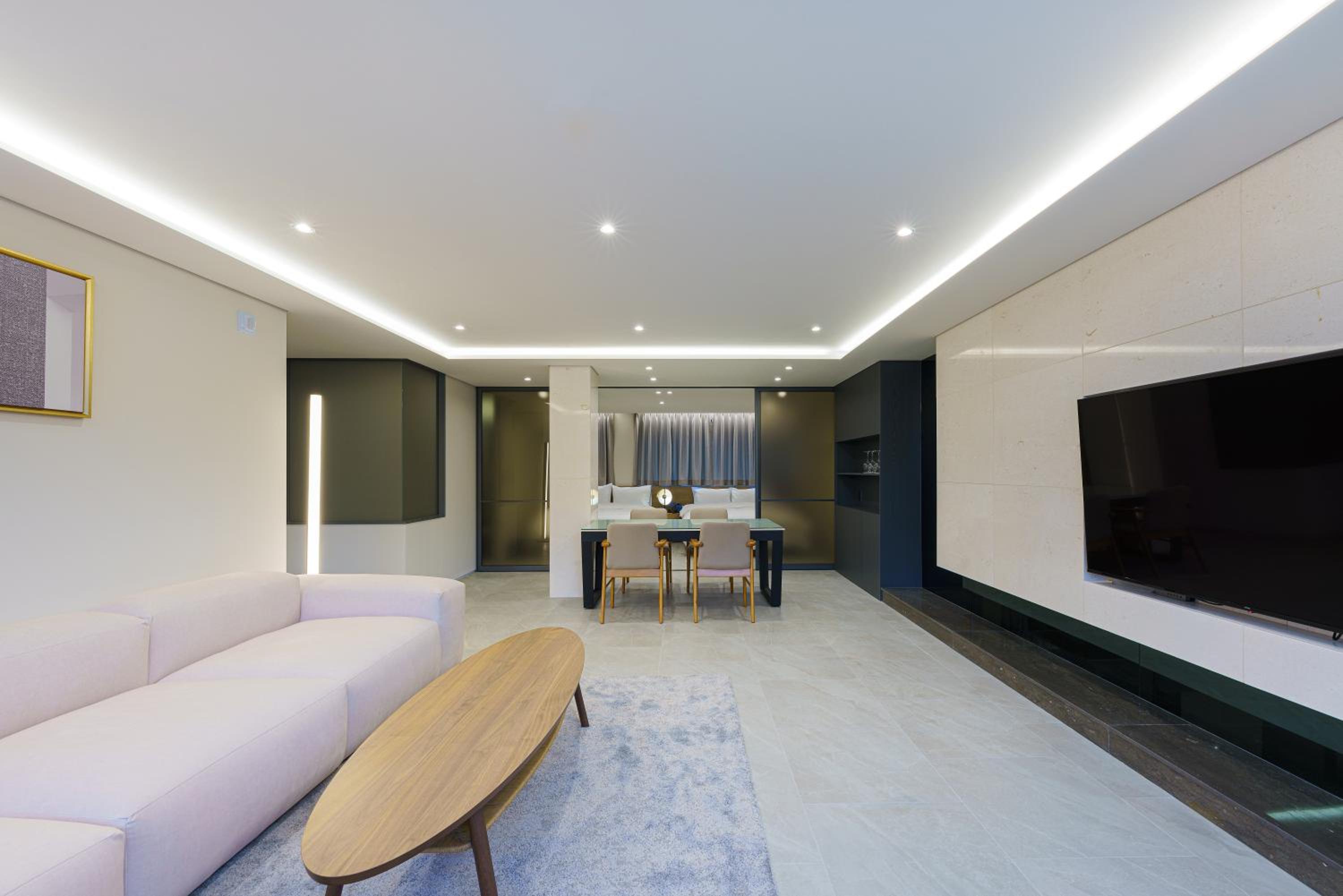 Deluxe King Studio - Photo 1