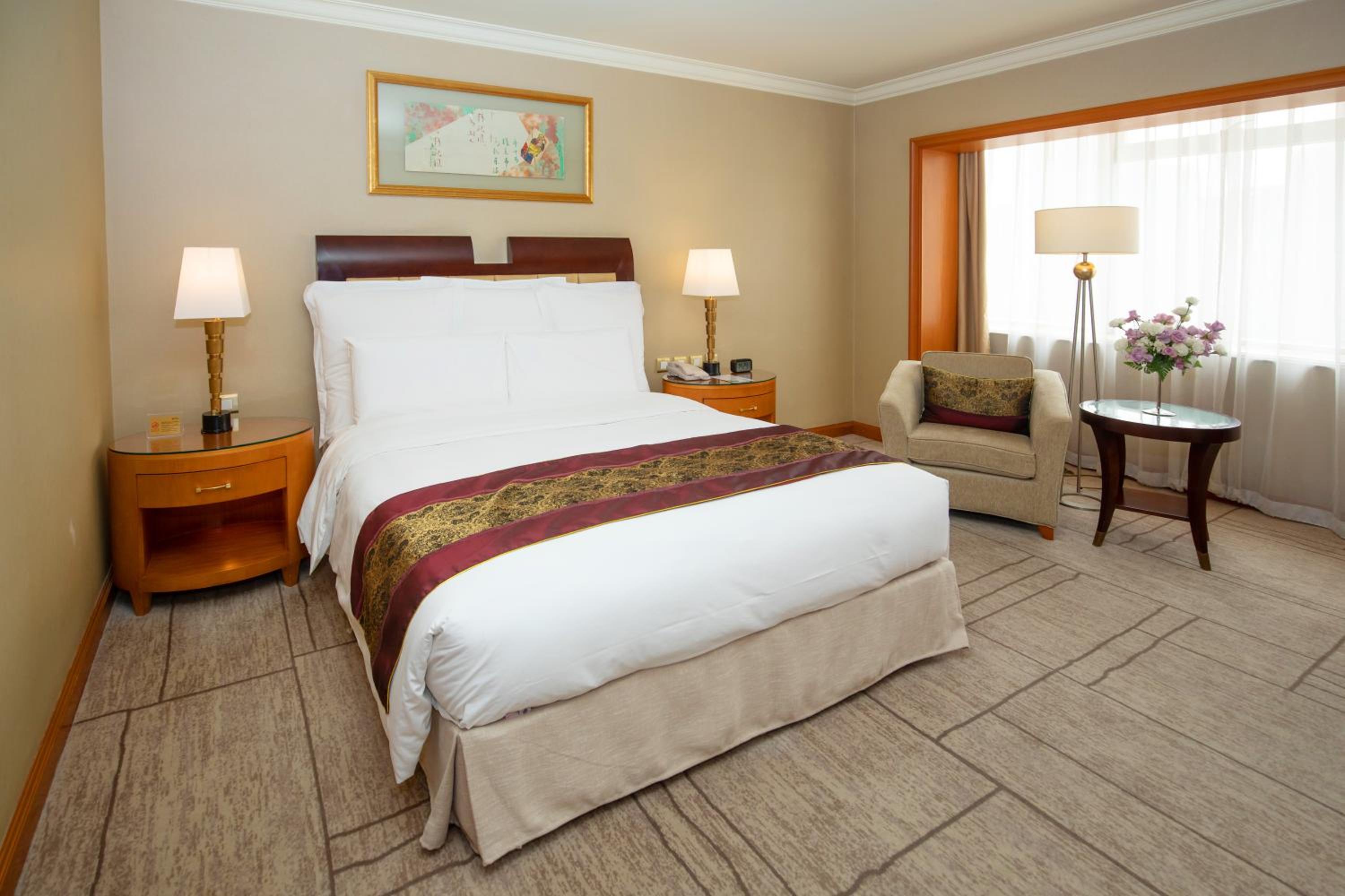 Club Floor Queen Room