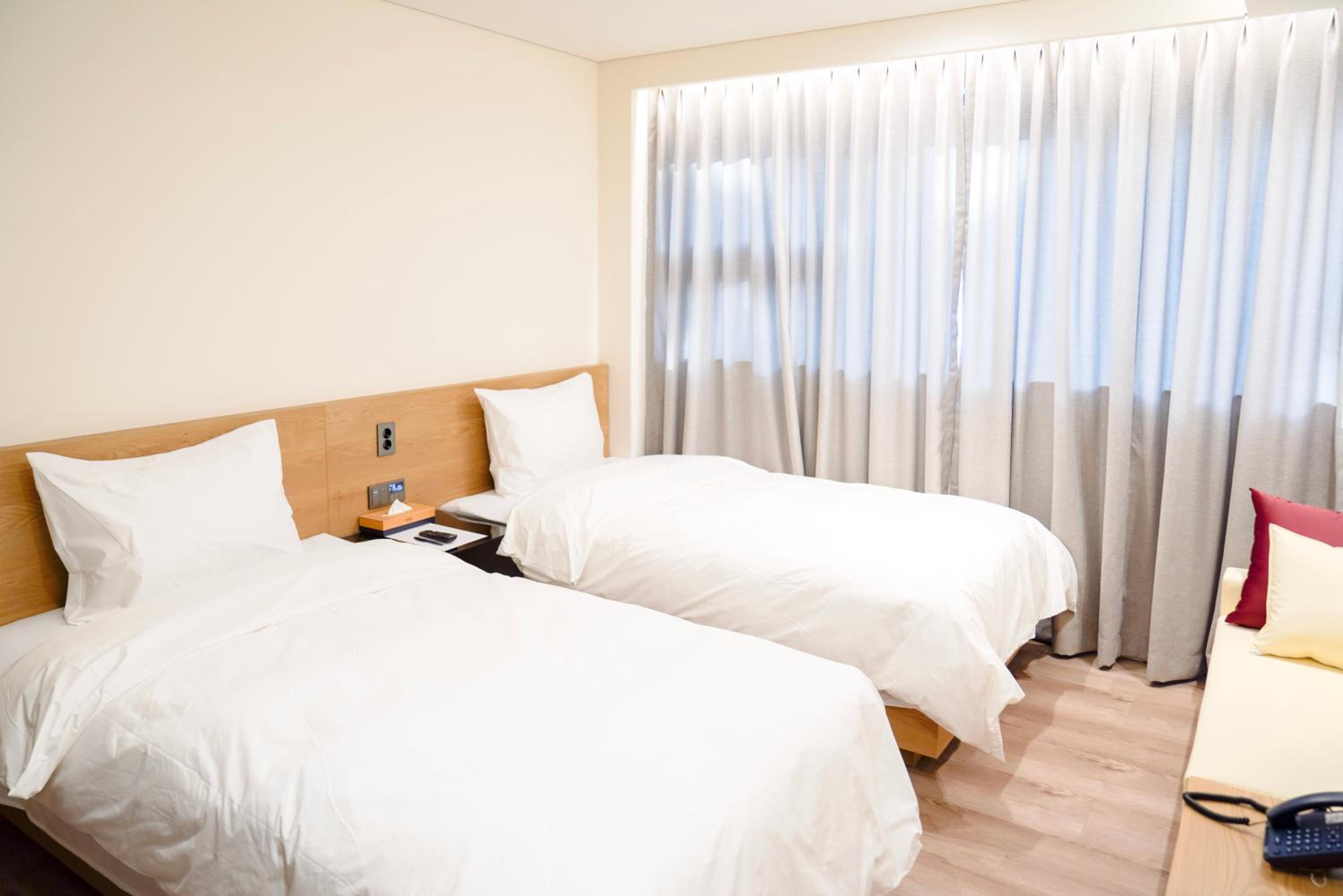 Standard Twin Room - Photo 10