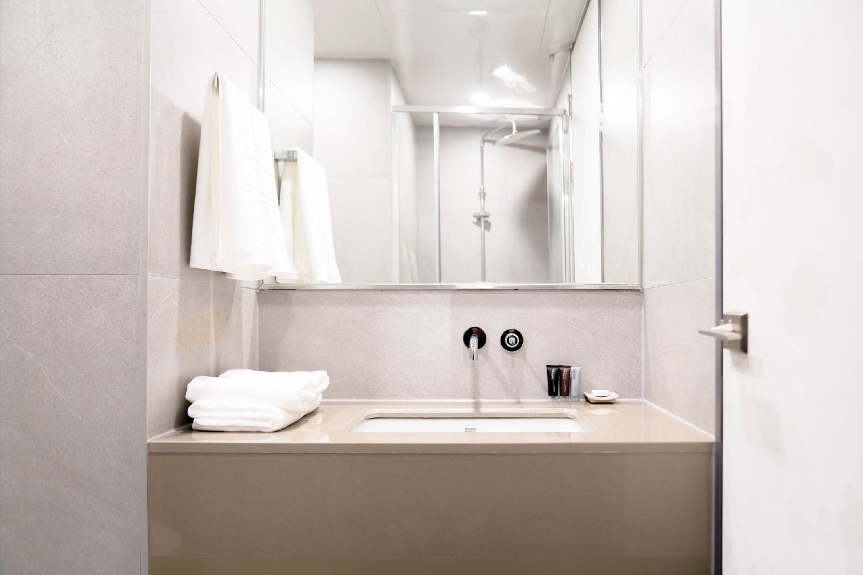 Standard Twin Room - Photo 7