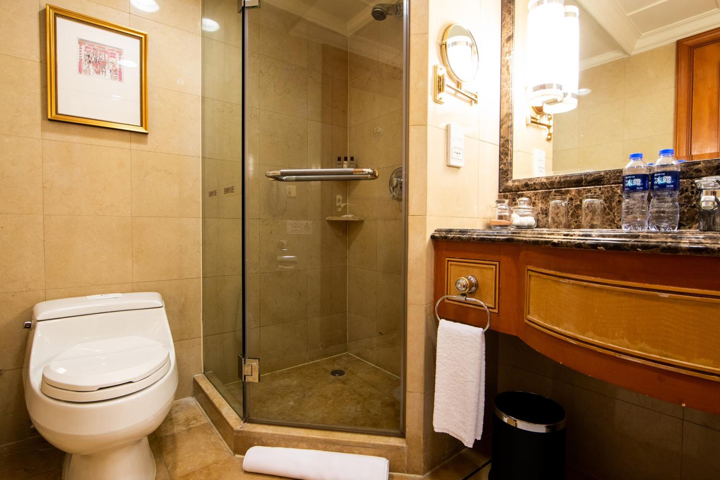Deluxe Queen Room - Photo 2