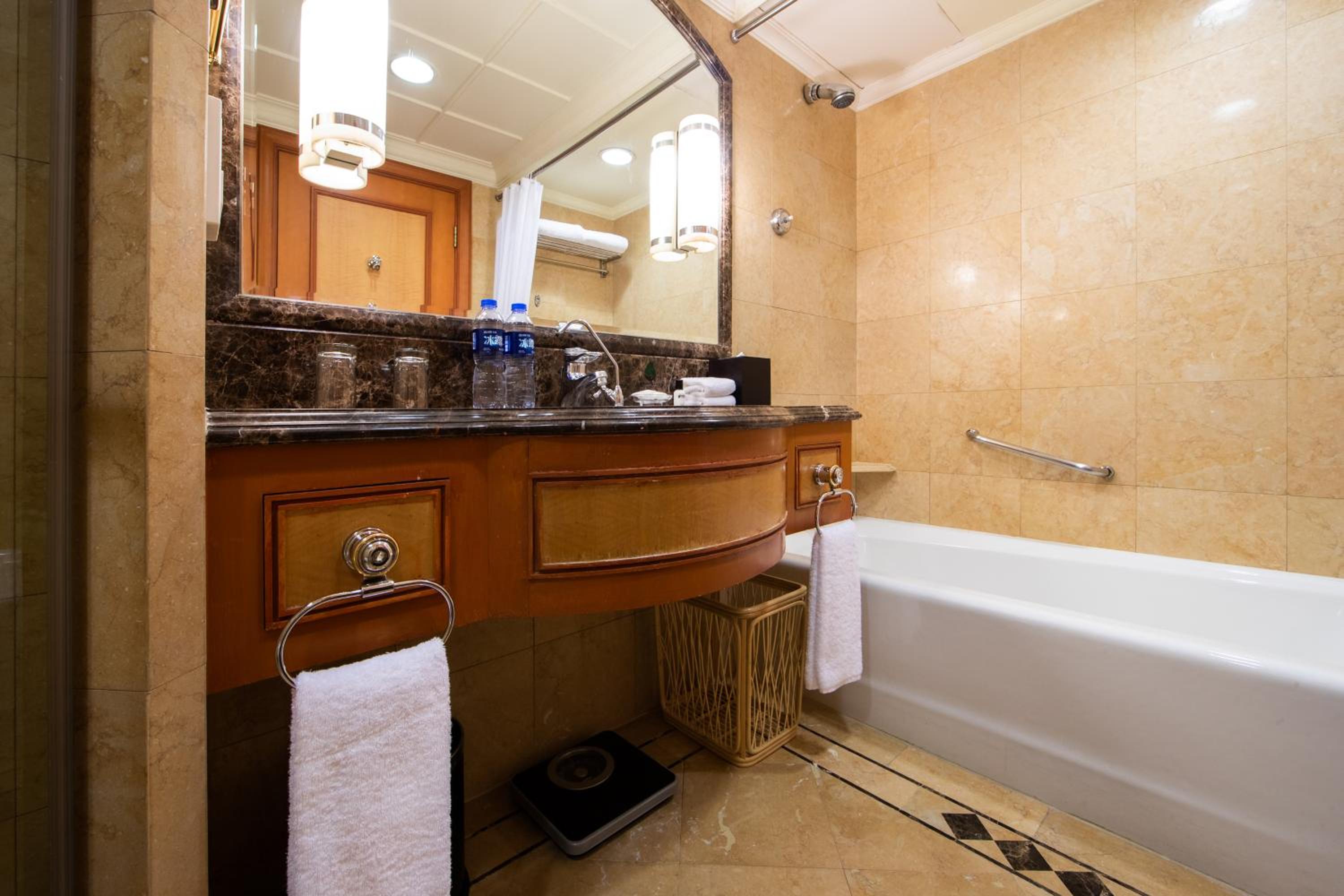 Deluxe Queen Room - Photo 4