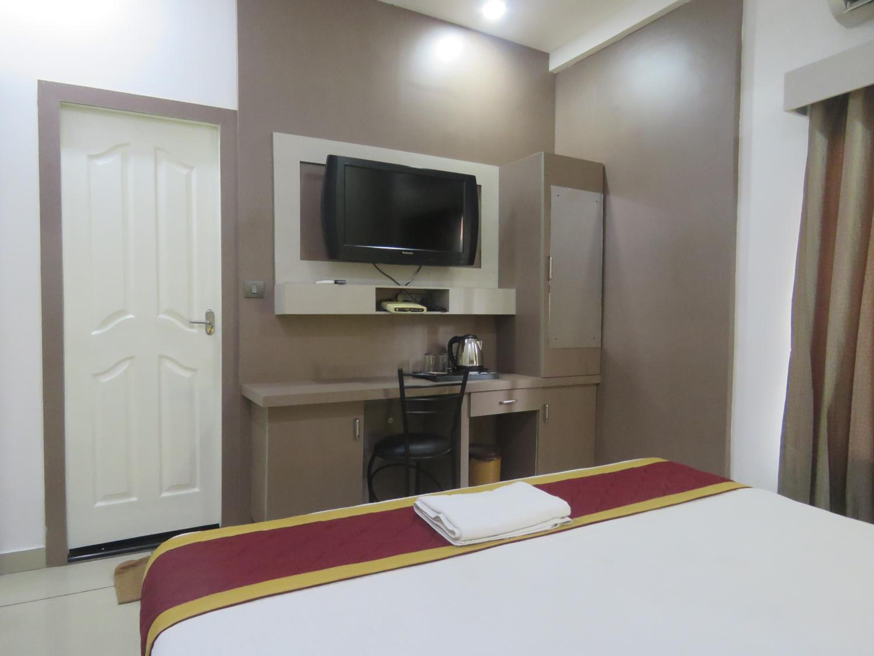 Deluxe Double Room - Photo 11