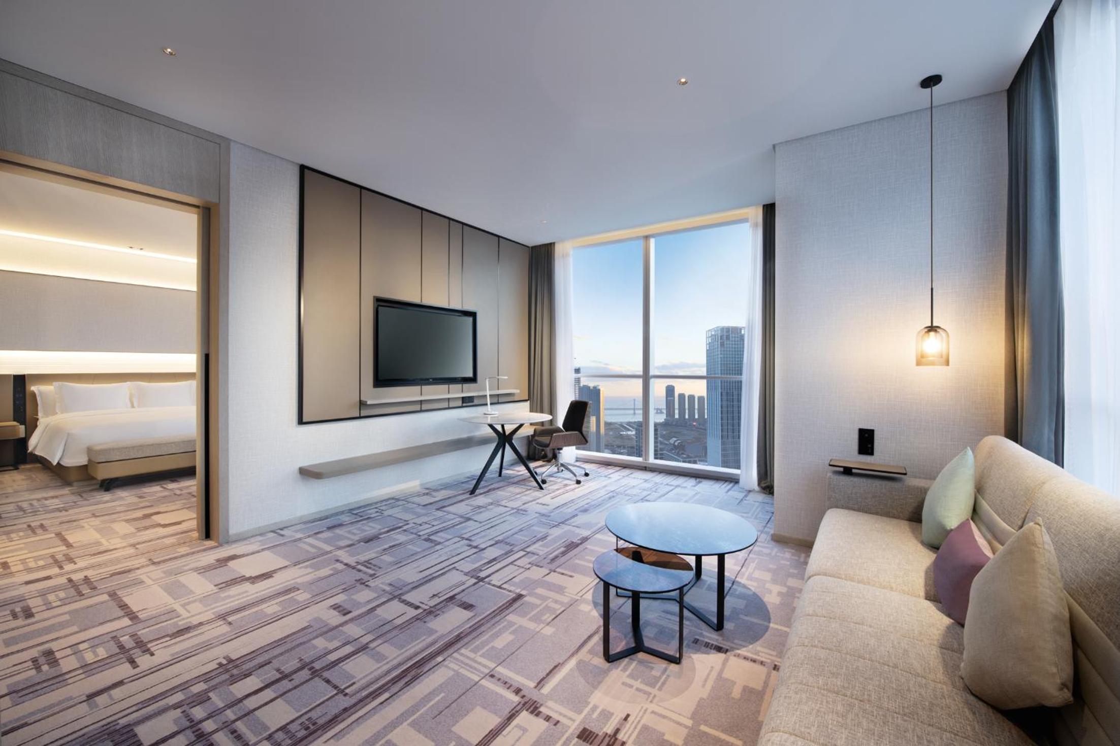 One-Bedroom King Suite with Ocean View - Lounge Access - Photo 3
