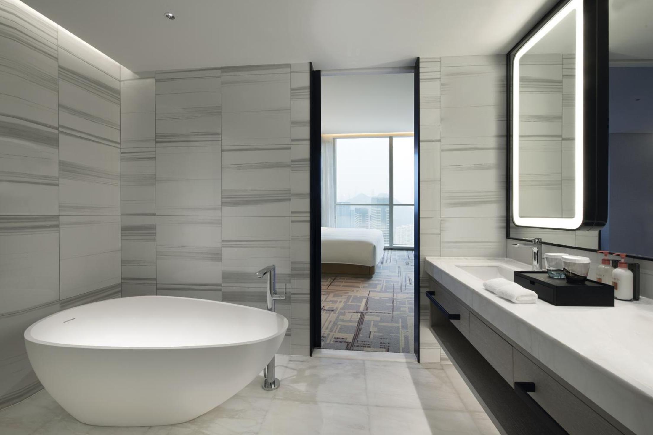One-Bedroom King Suite with Ocean View - Lounge Access - Photo 2