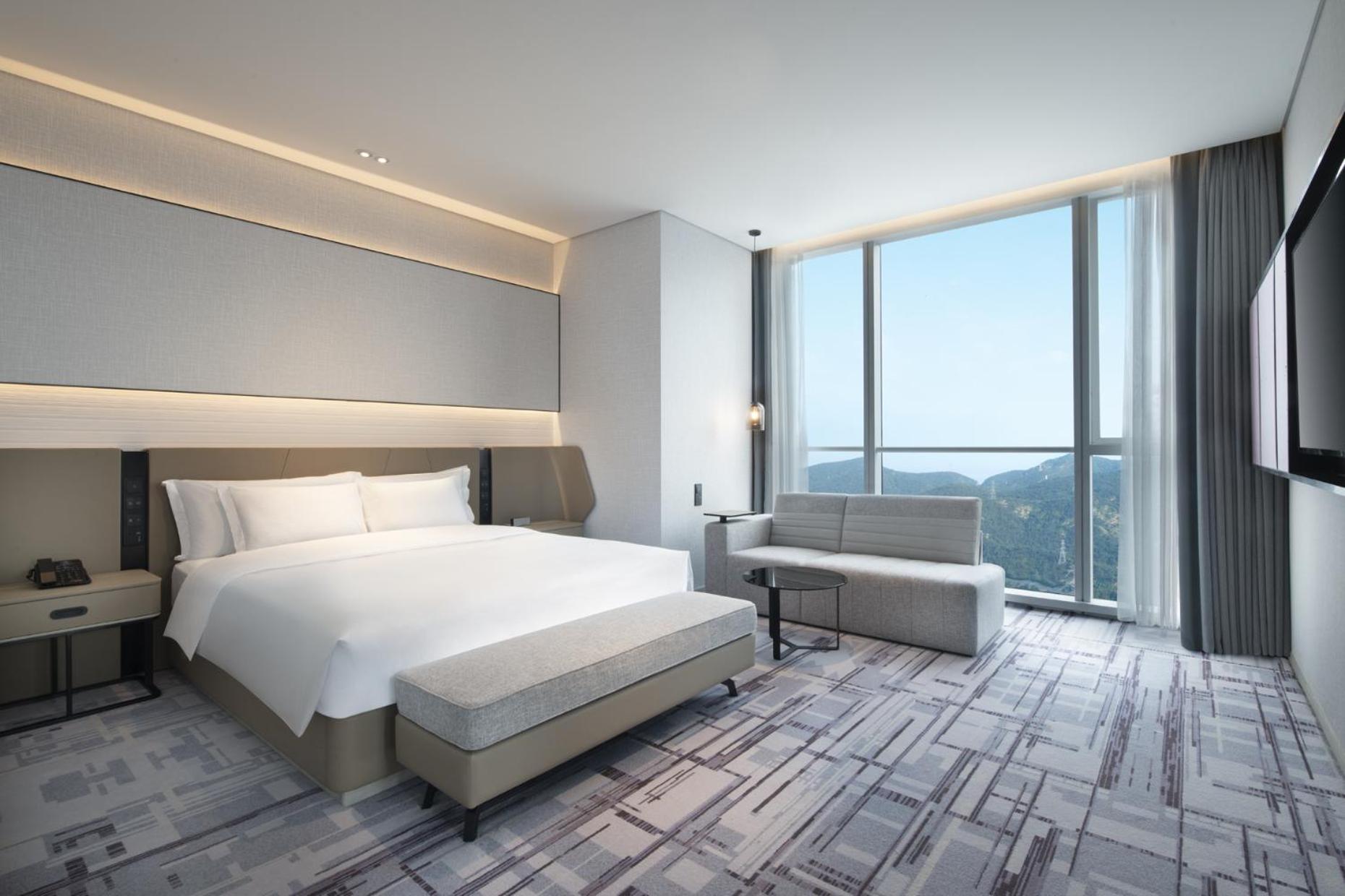 One-Bedroom King Suite with Ocean View - Lounge Access - Photo 1