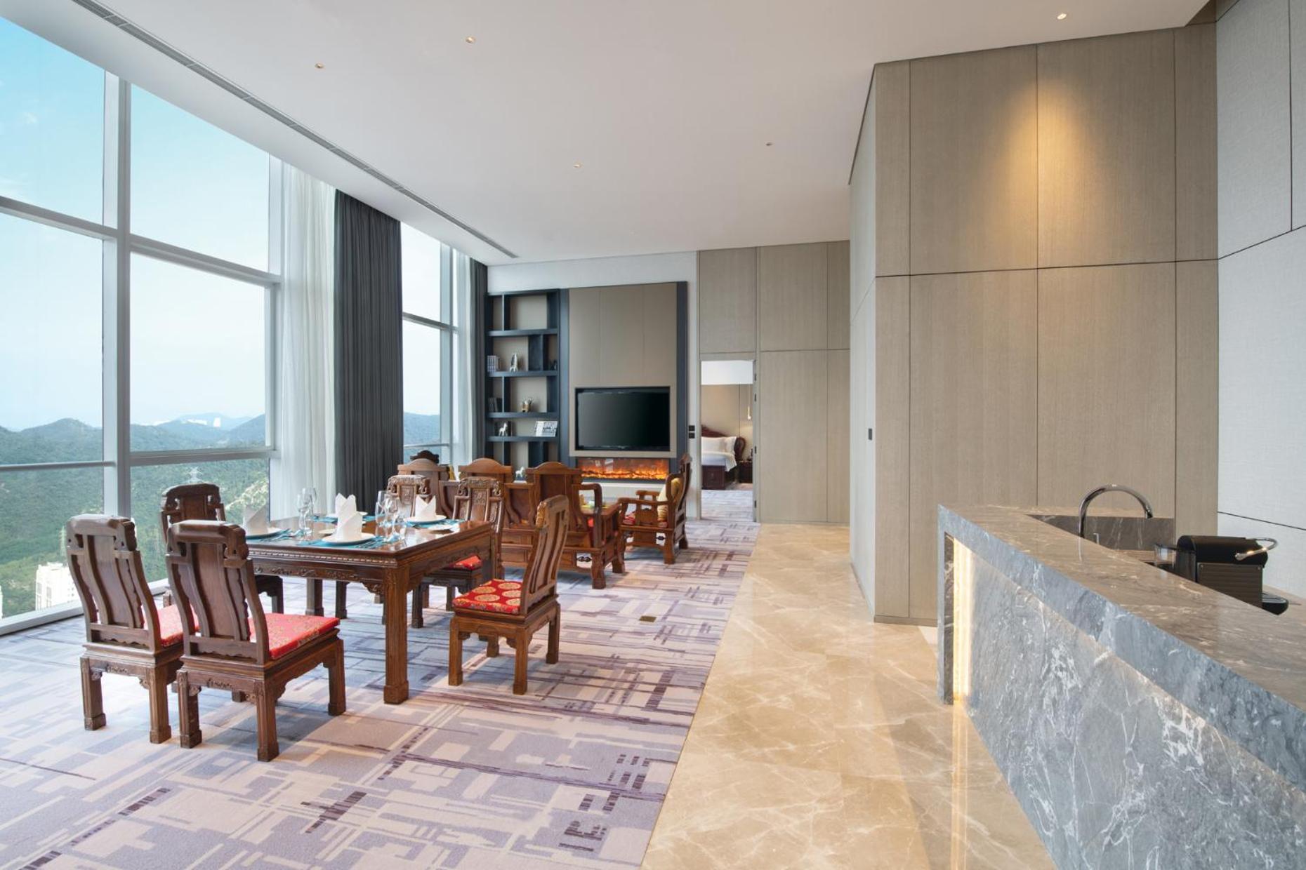 One-Bedroom Suite Lounge Access - Photo 2