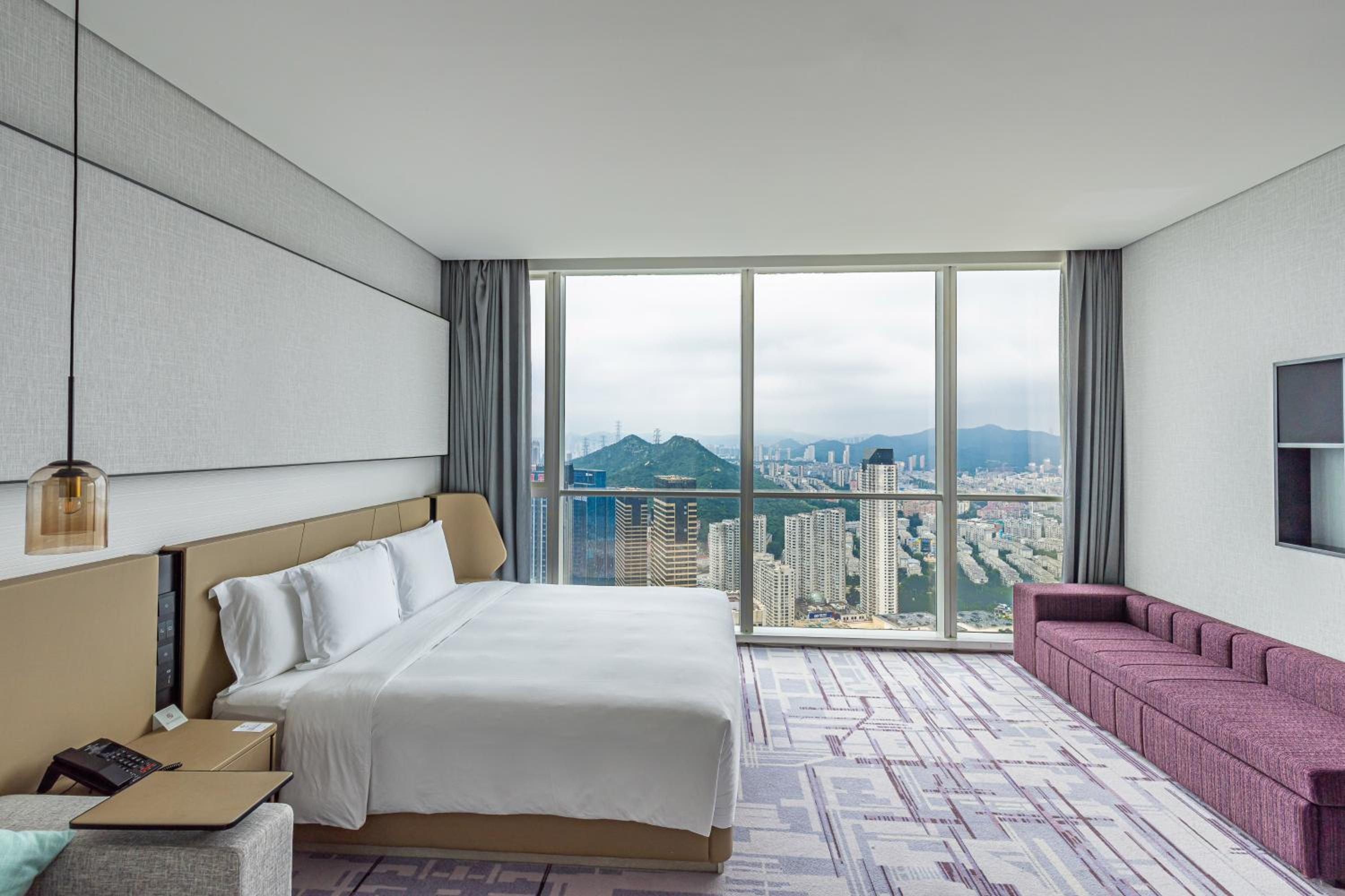 Standard King Room with Lounge Access
