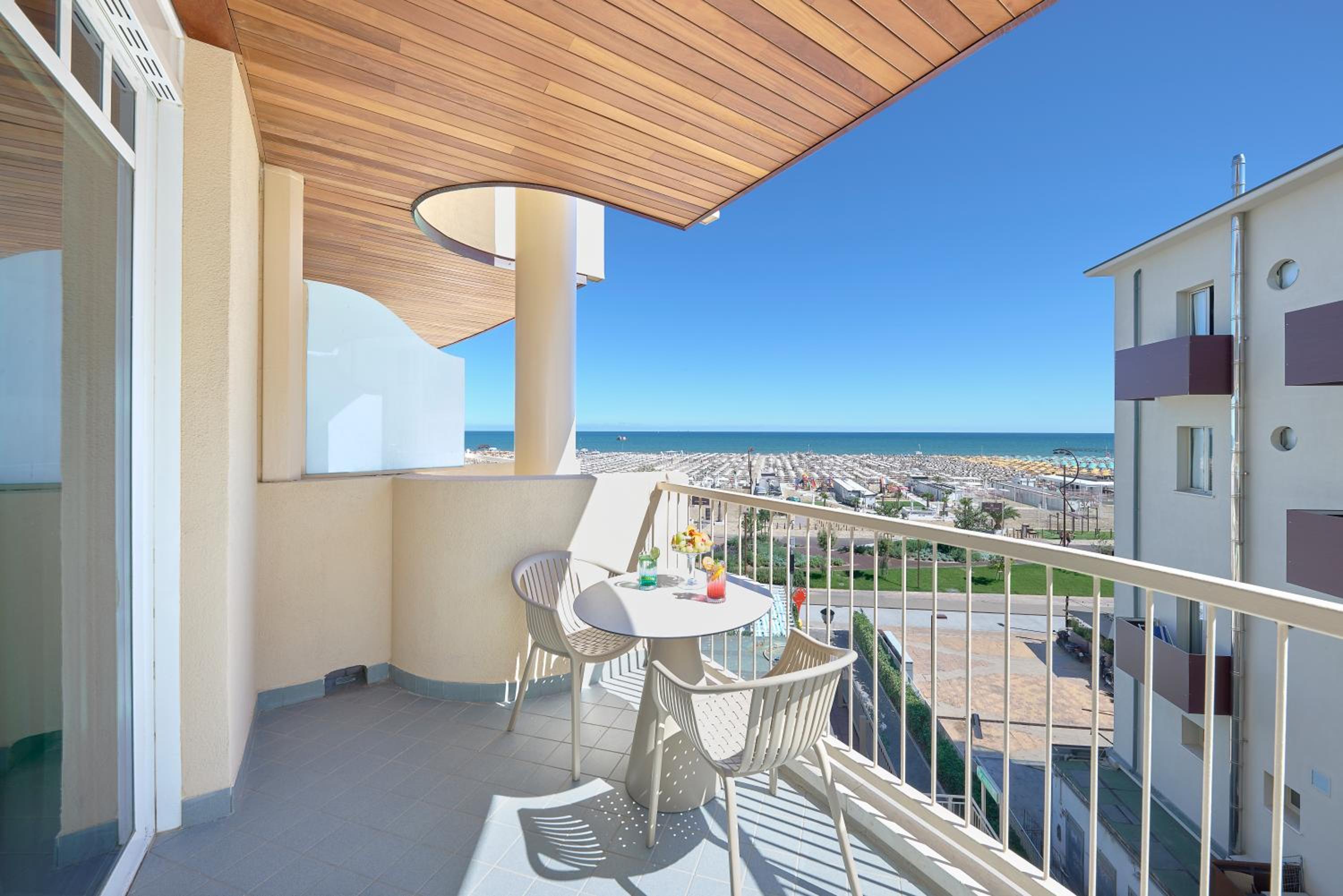 Double or Twin Room with Sea View and Spa Access - Photo 7