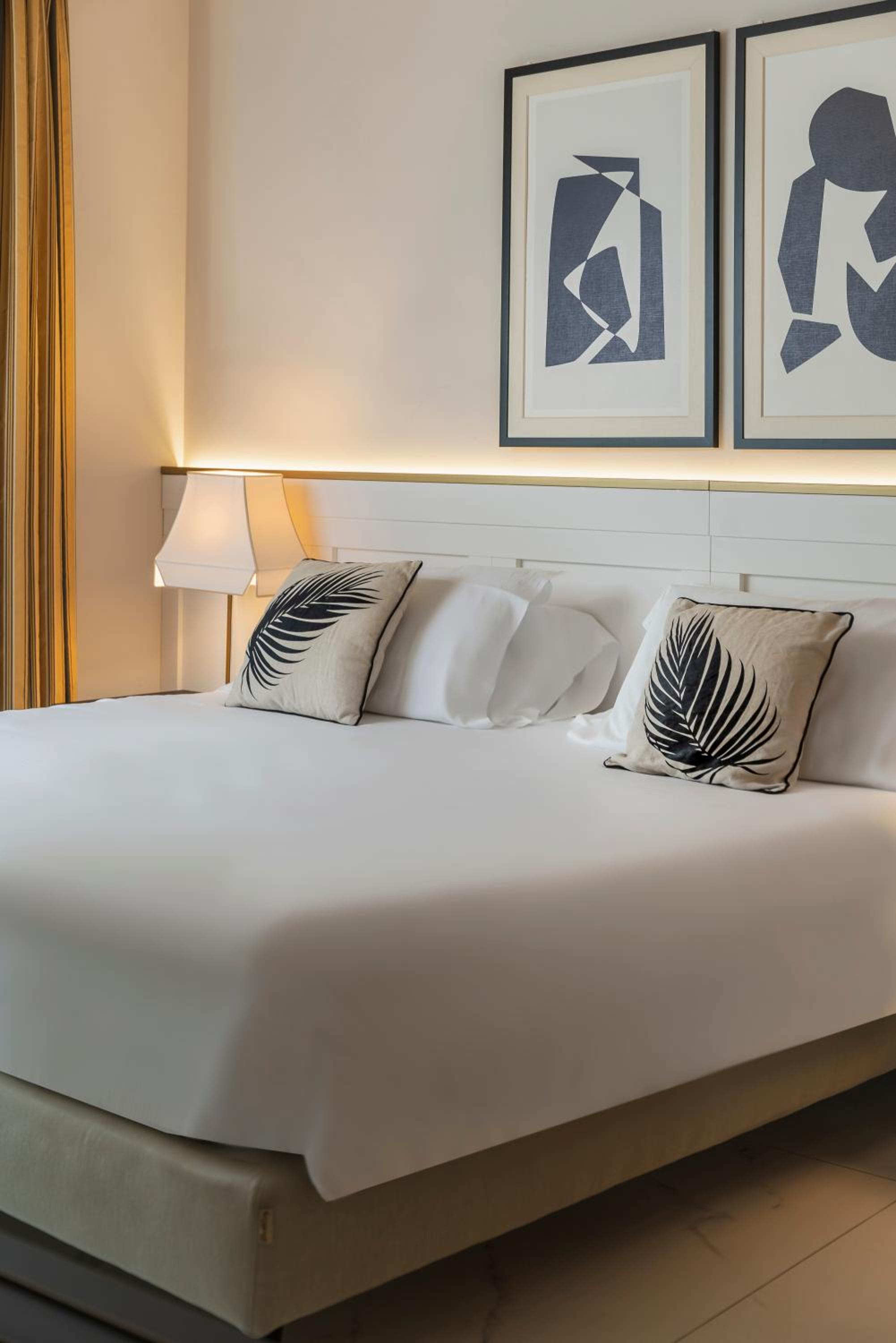 Double or Twin Room with City View and Spa Access - Photo 18