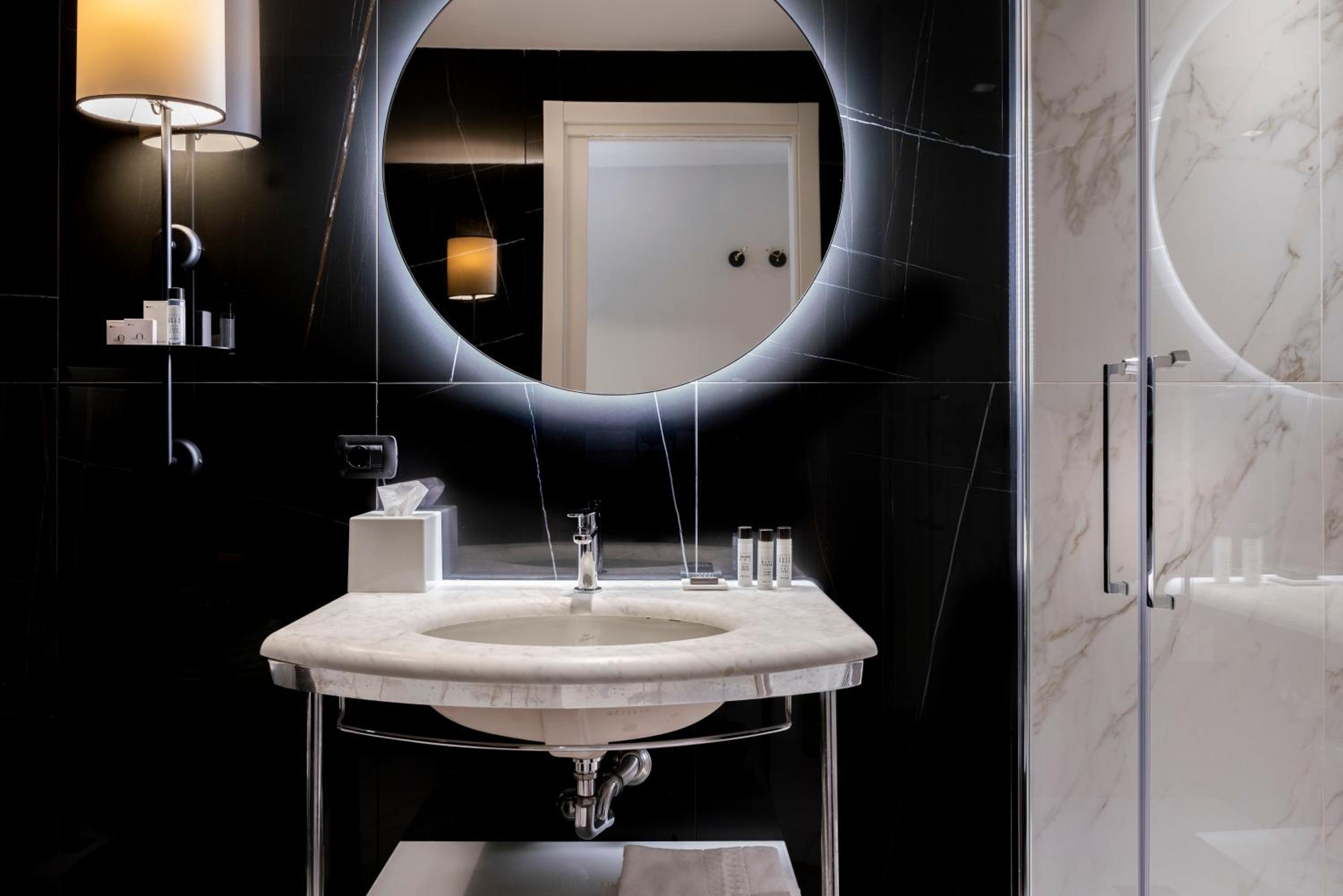 Double or Twin Room with City View and Spa Access - Photo 17