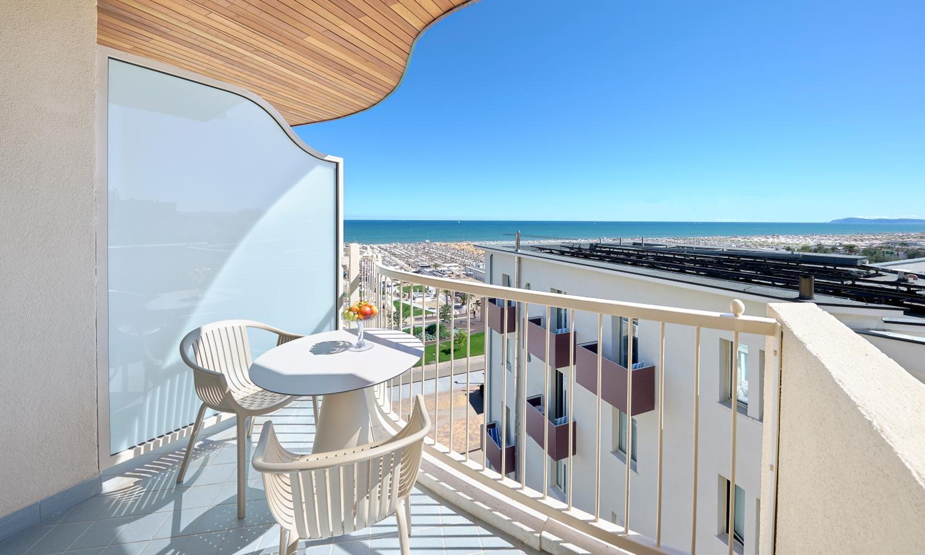 Double or Twin Room with Sea View and Spa Access - Photo 13