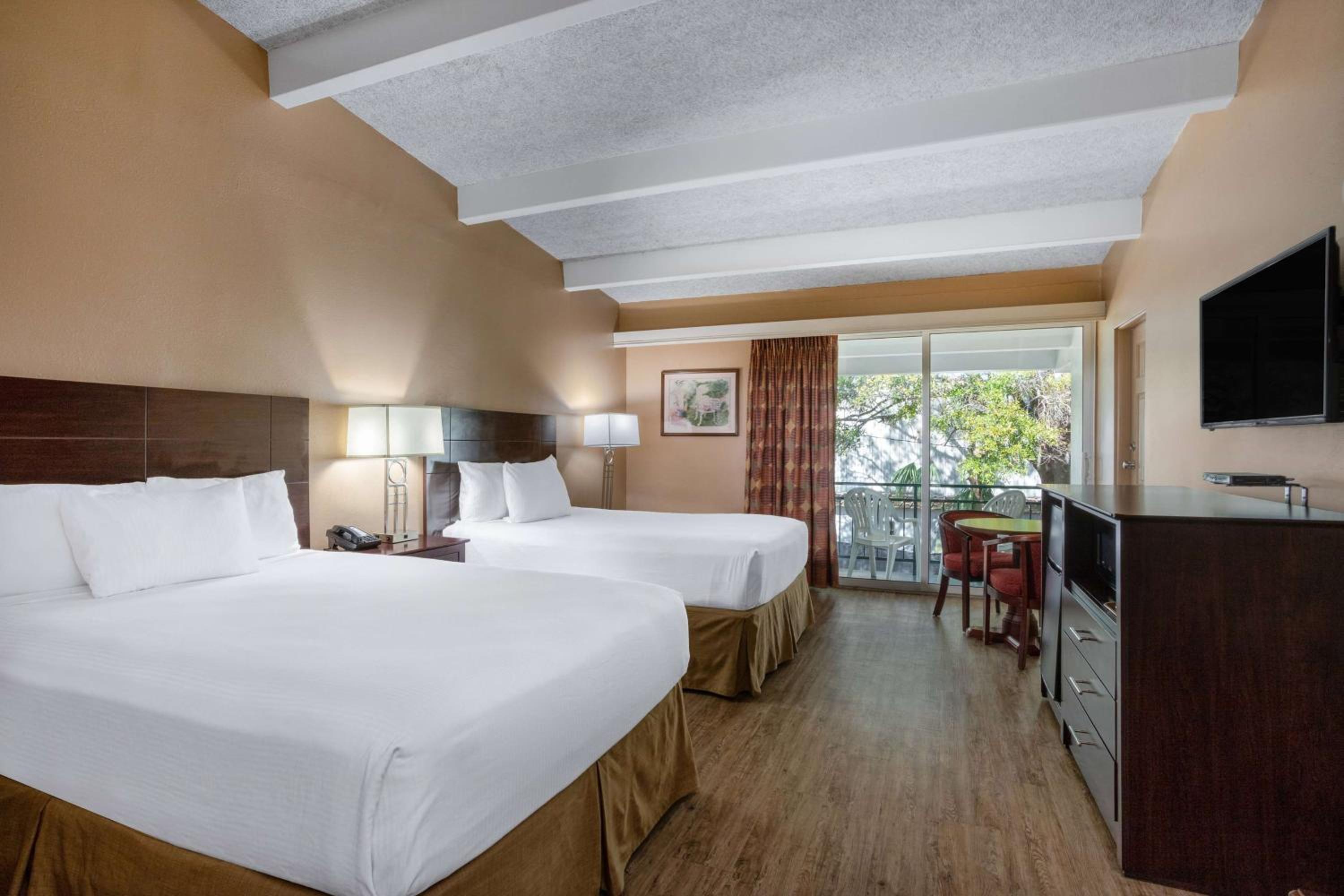 Deluxe Contemporary Double Room with Two Double Beds - Non-Smoking - Photo 1