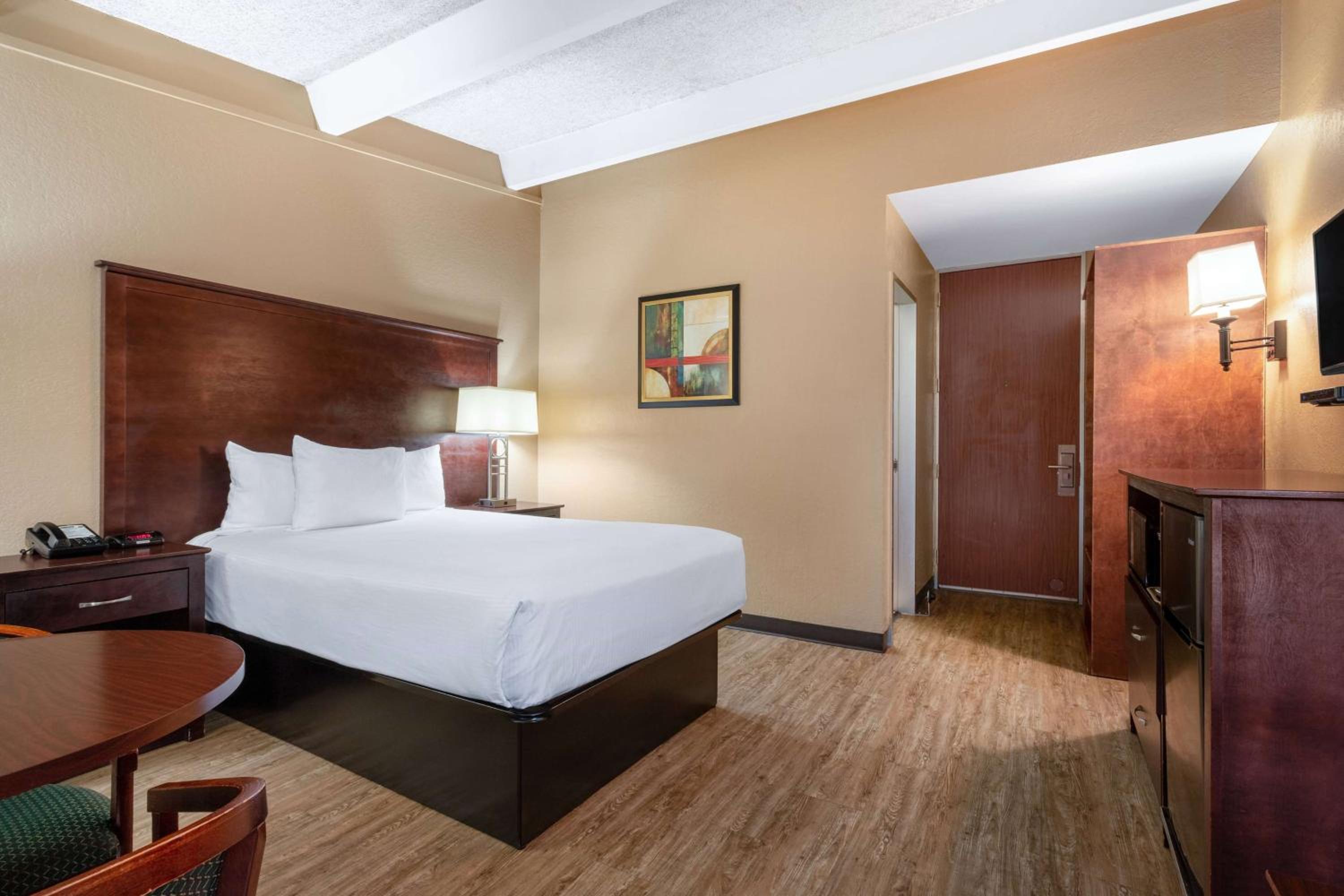 Standard Room with One Double Bed - Non-Smoking - Photo 1