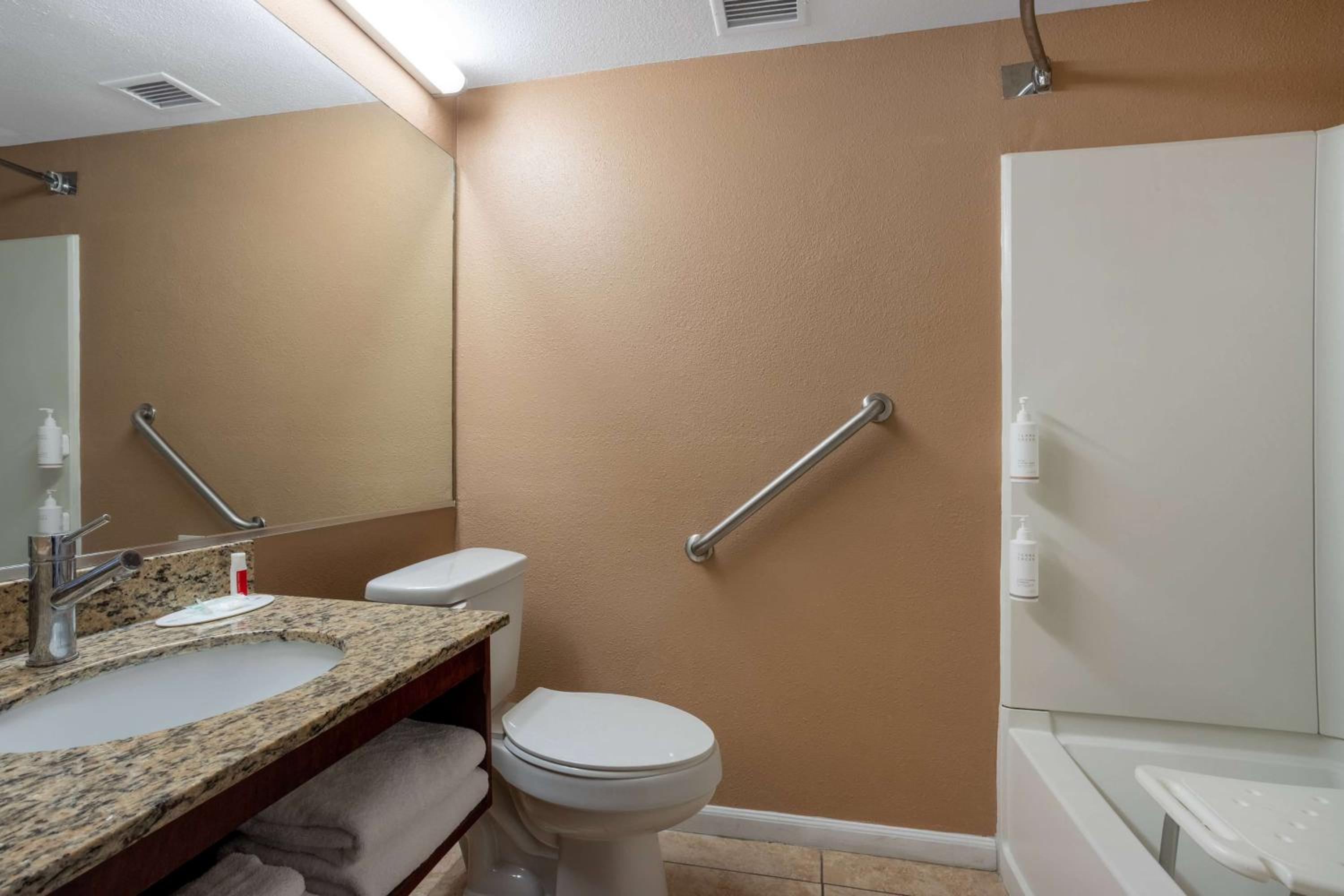 Deluxe Double Room with Two Double Beds - Disability Access - Non-Smoking - Photo 7