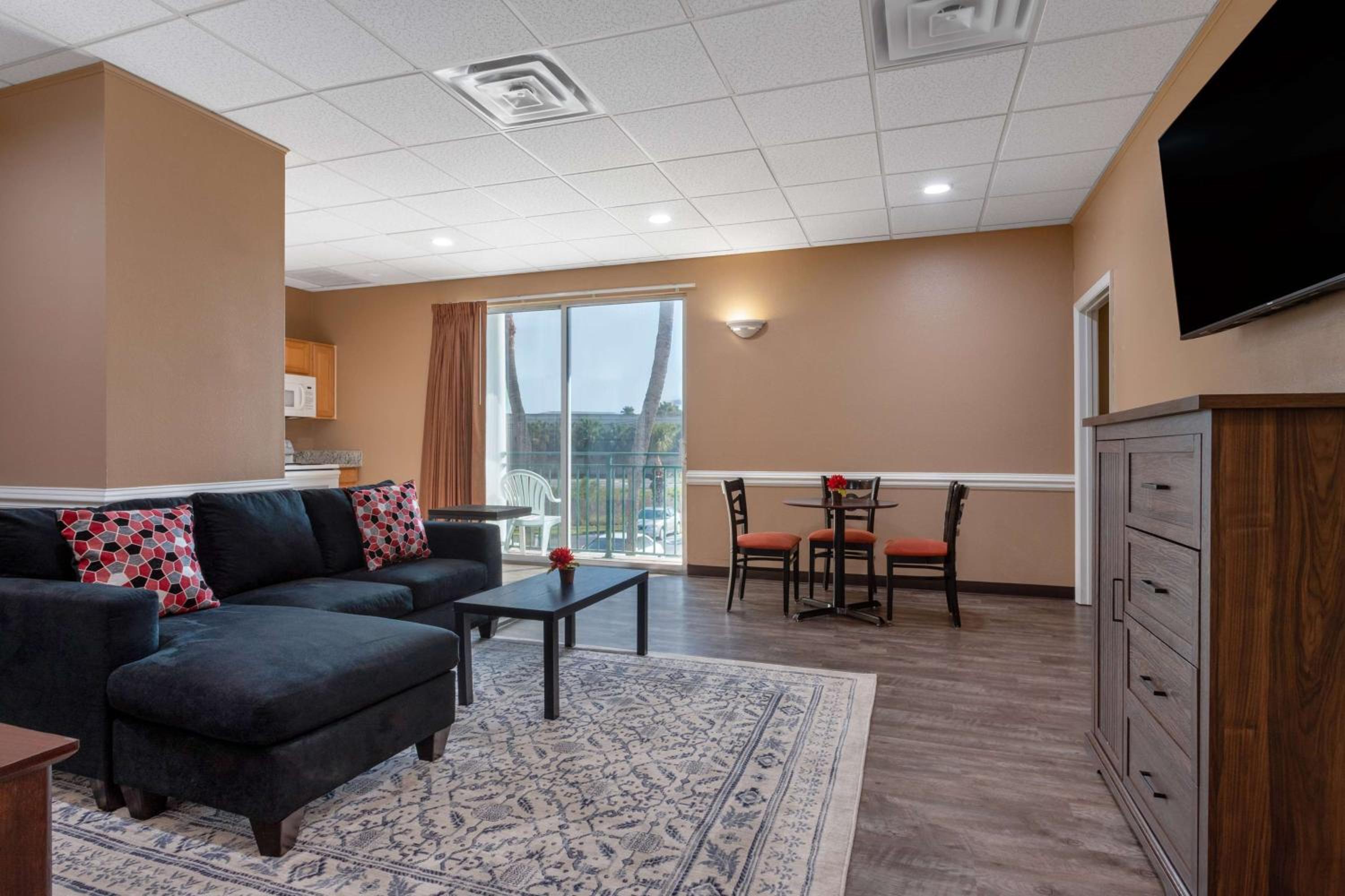 Suite with Two Double Beds - Non-Smoking - Photo 4