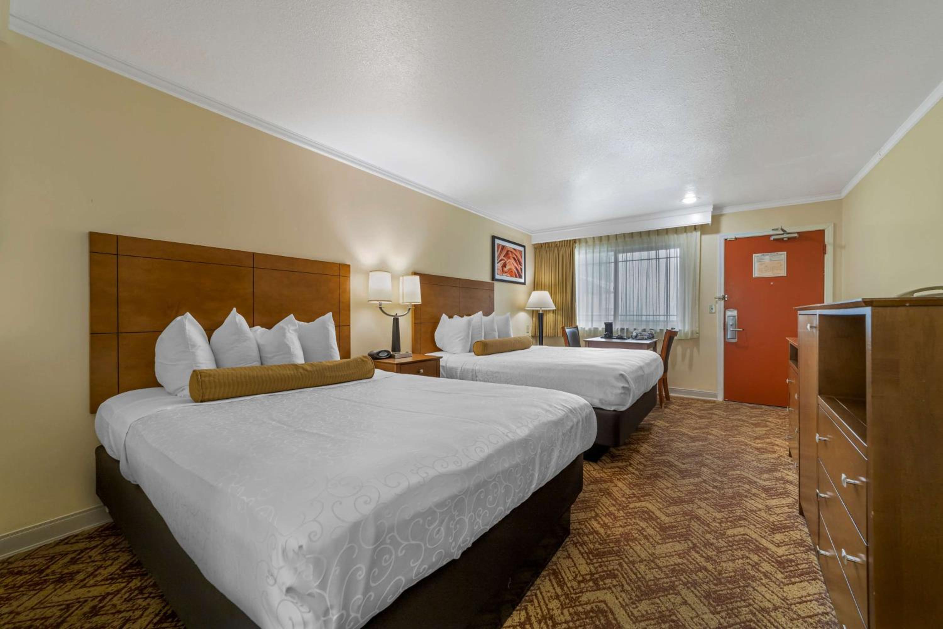 Queen Room With Two Queen Beds And Mountain View - Kitchen/Non-Smoking photo 2