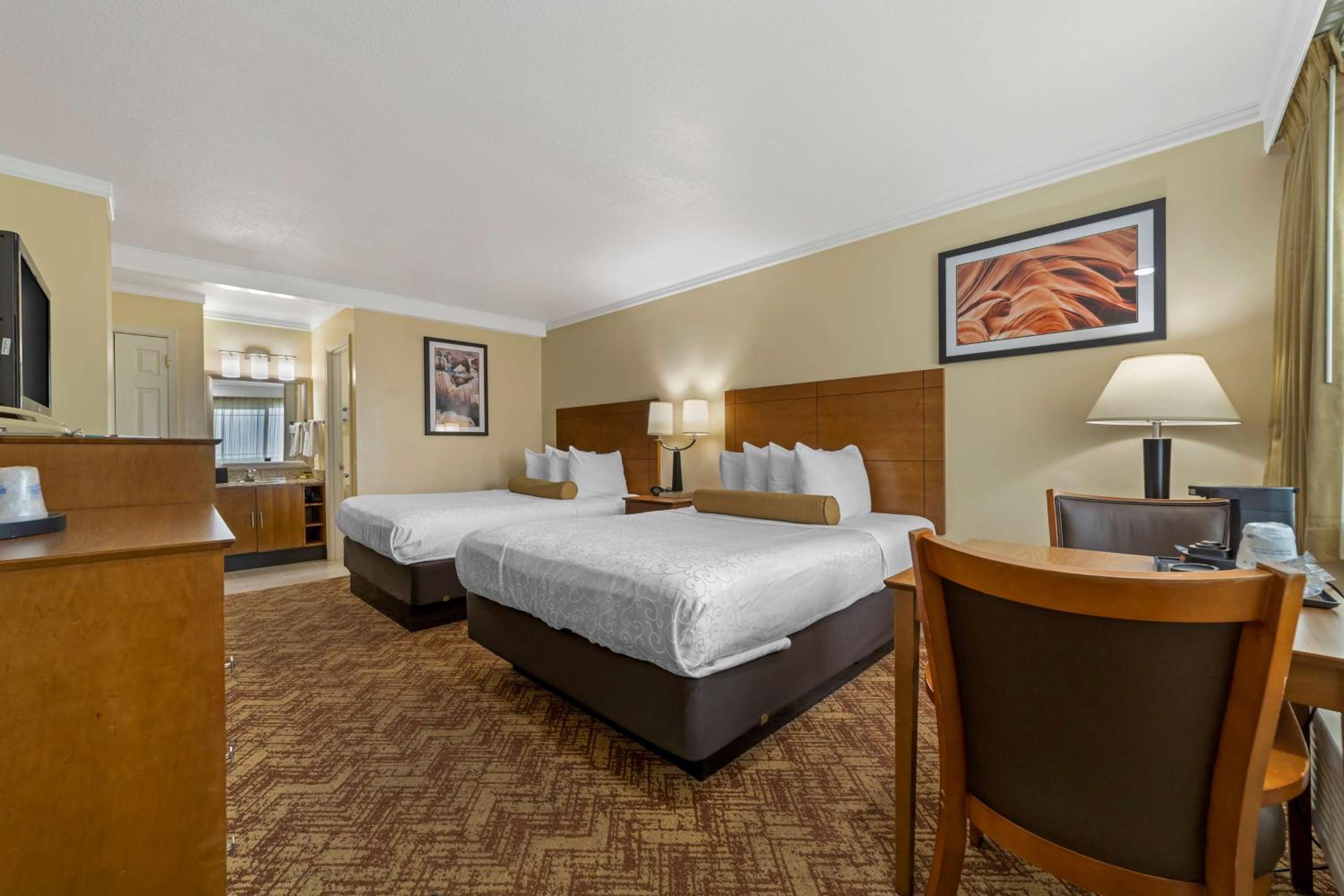 Queen Room with Two Queen Beds and Patio - Non-Smoking photo 1