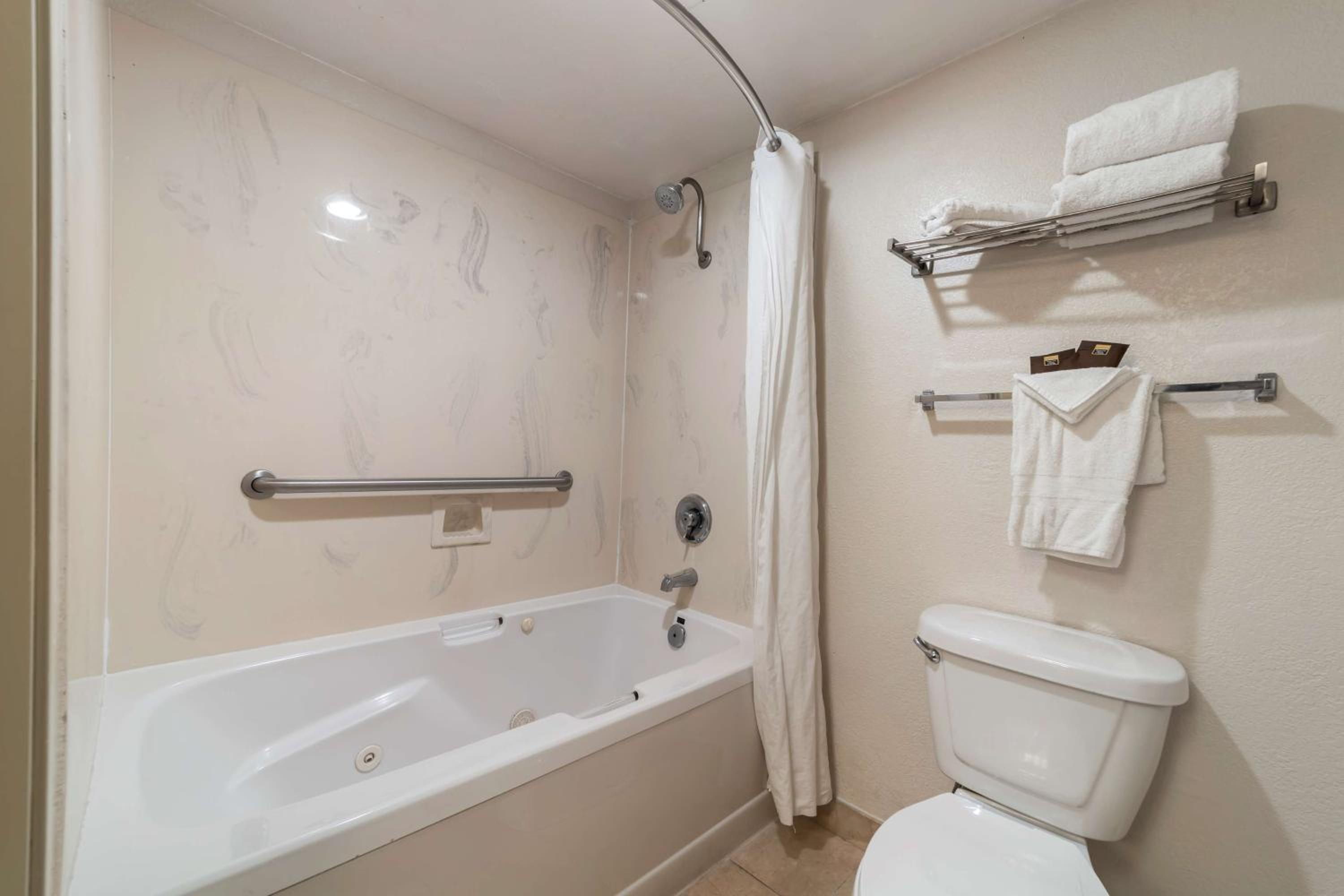 King Room with Spa Bath - Non-Smoking photo 3
