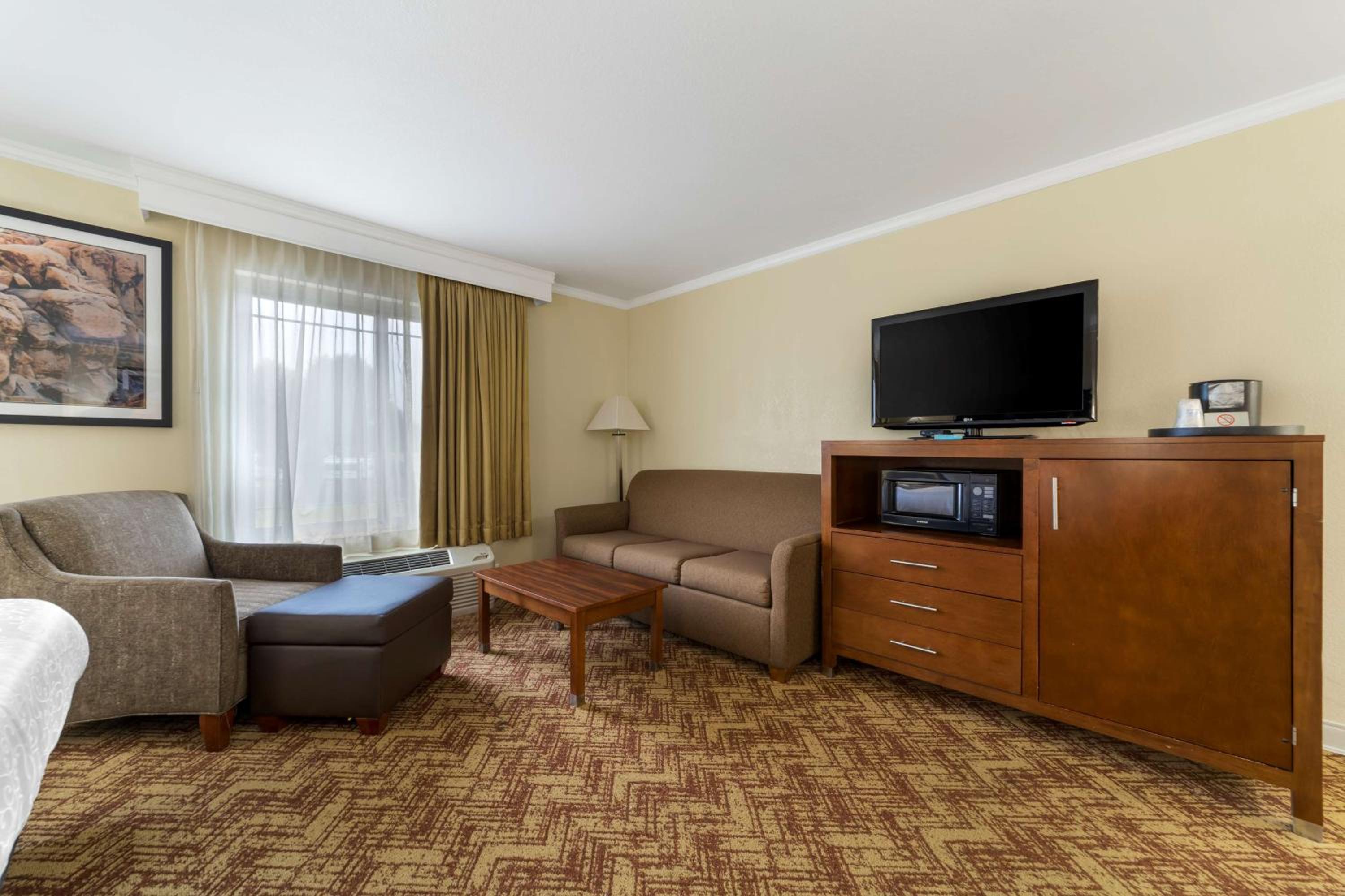 King Suite With Sofa - Non-Smoking photo 3