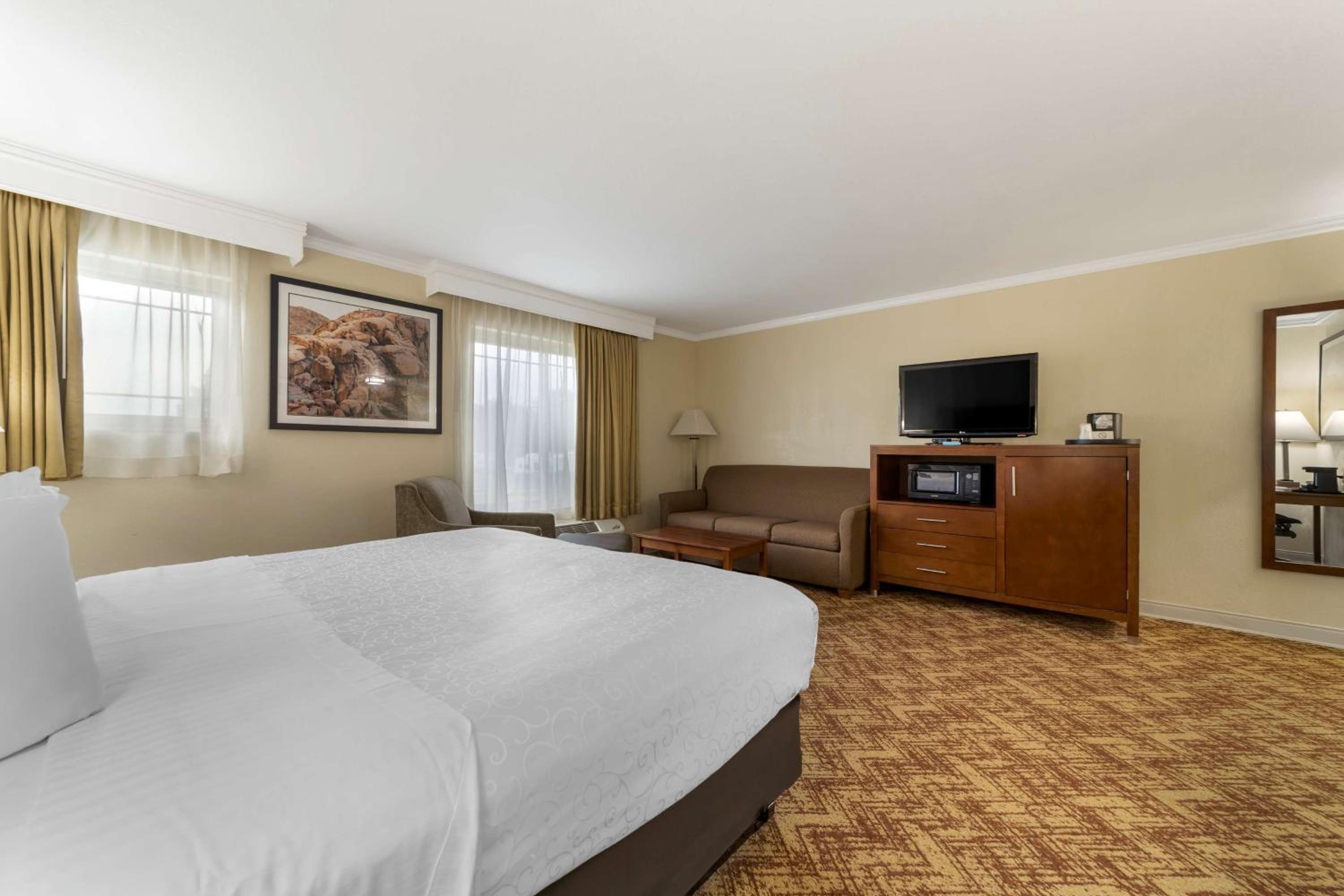 King Suite With Sofa - Non-Smoking photo 2