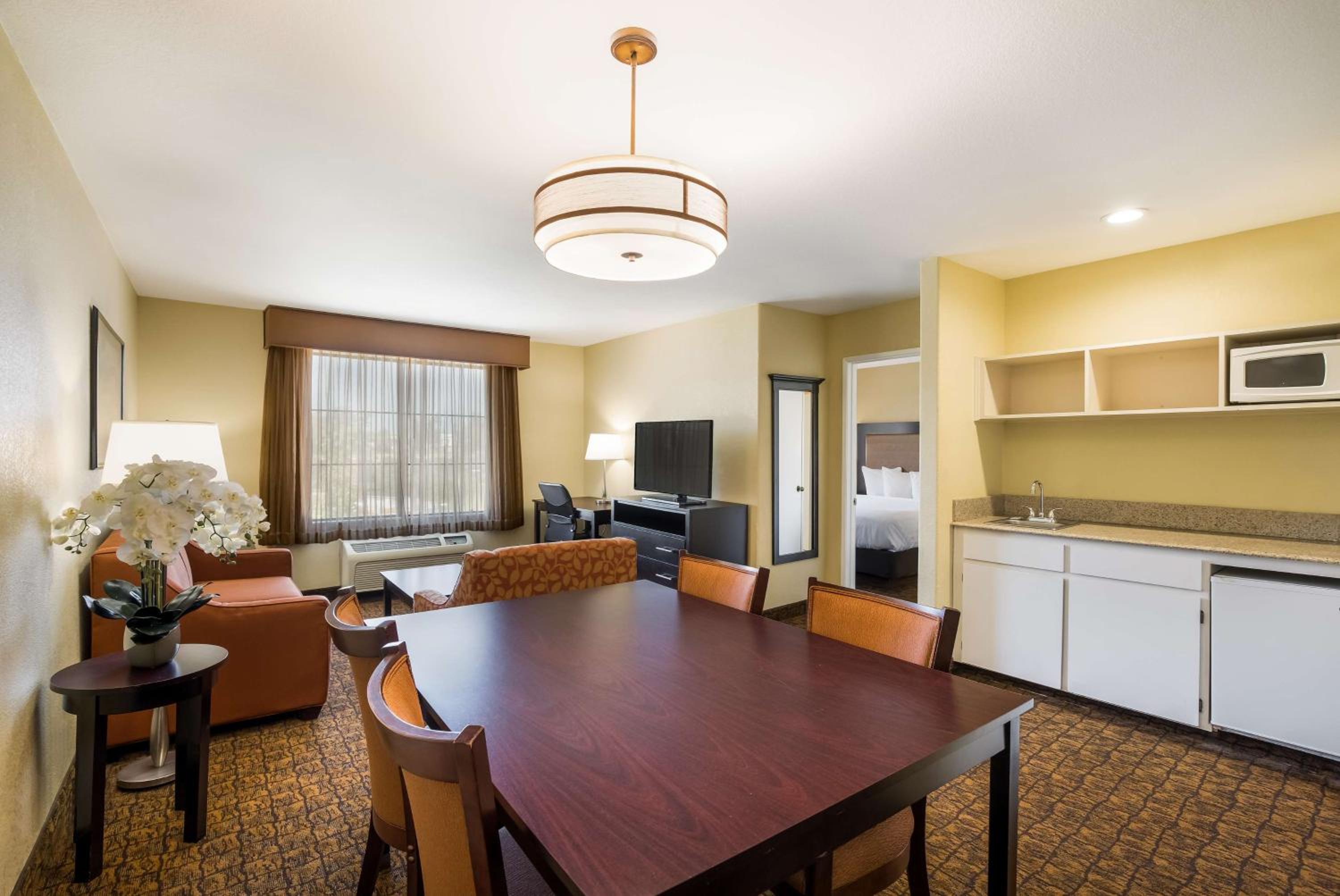 King Suite with Sofa Bed - Non-Smoking - Photo 5