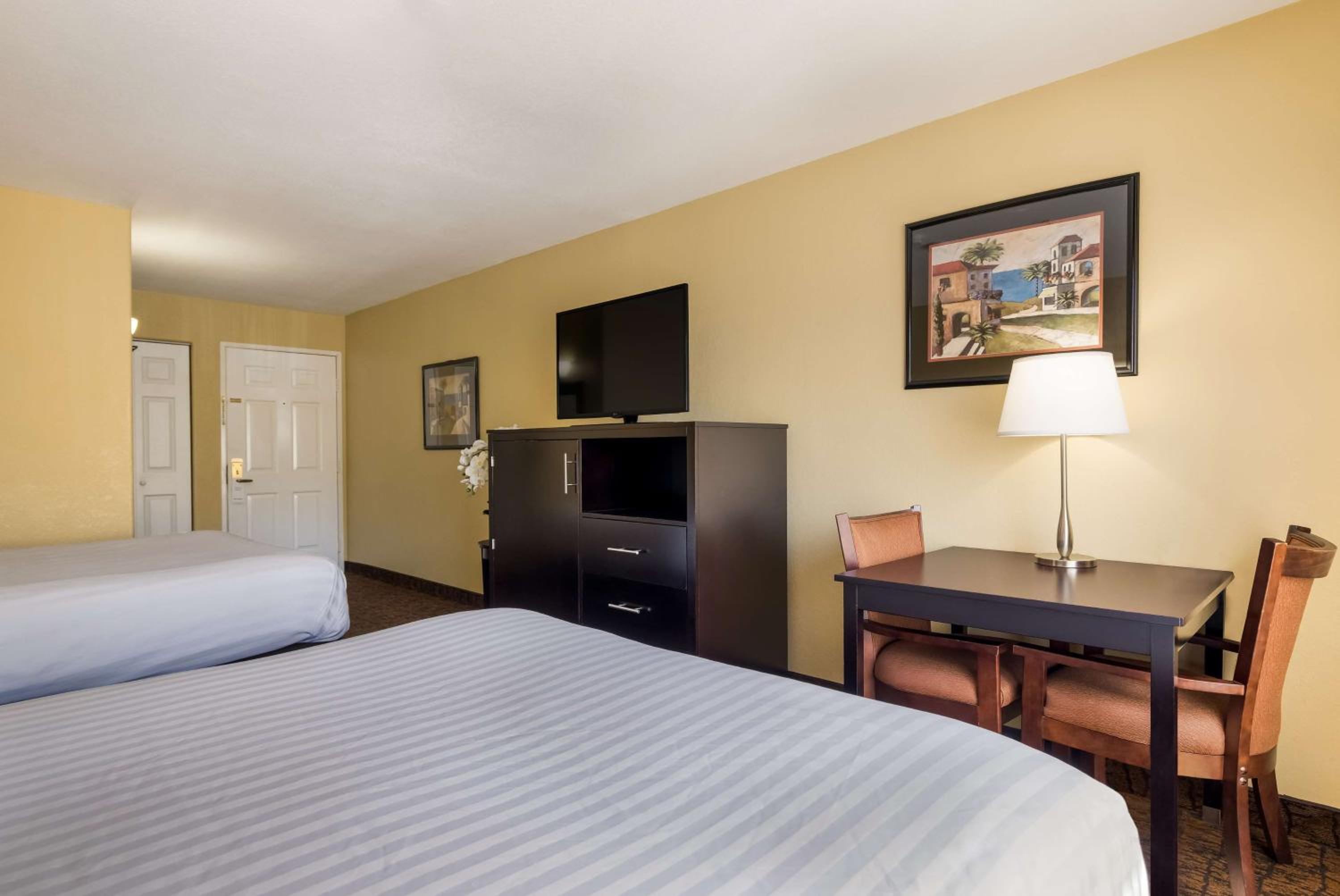 Queen Room with Two Queen Beds and Roll-In Shower - Disability Access/Non-Smoking - Photo 3