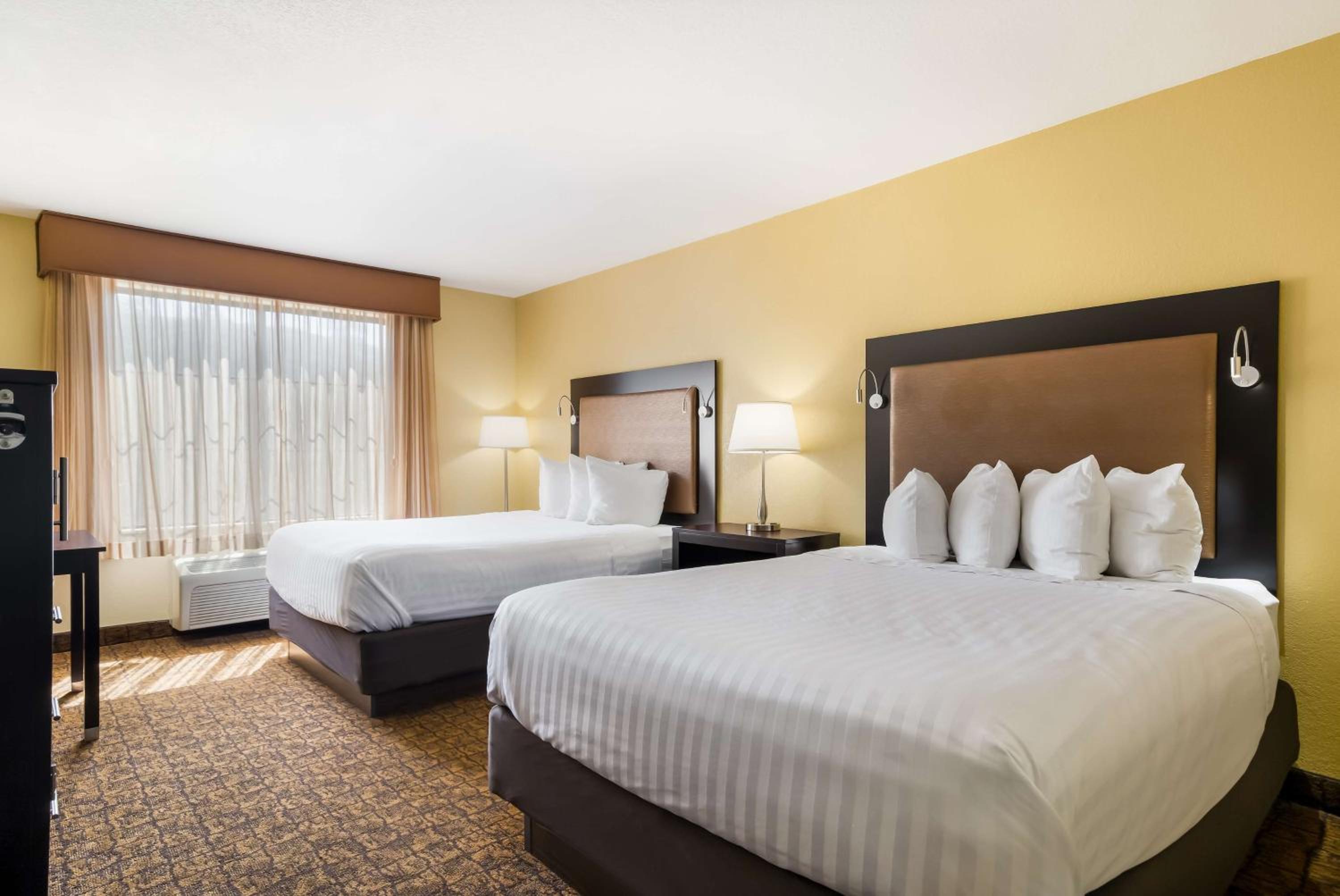 Queen Room with Two Queen Beds and Roll-In Shower - Disability Access/Non-Smoking - Photo 2