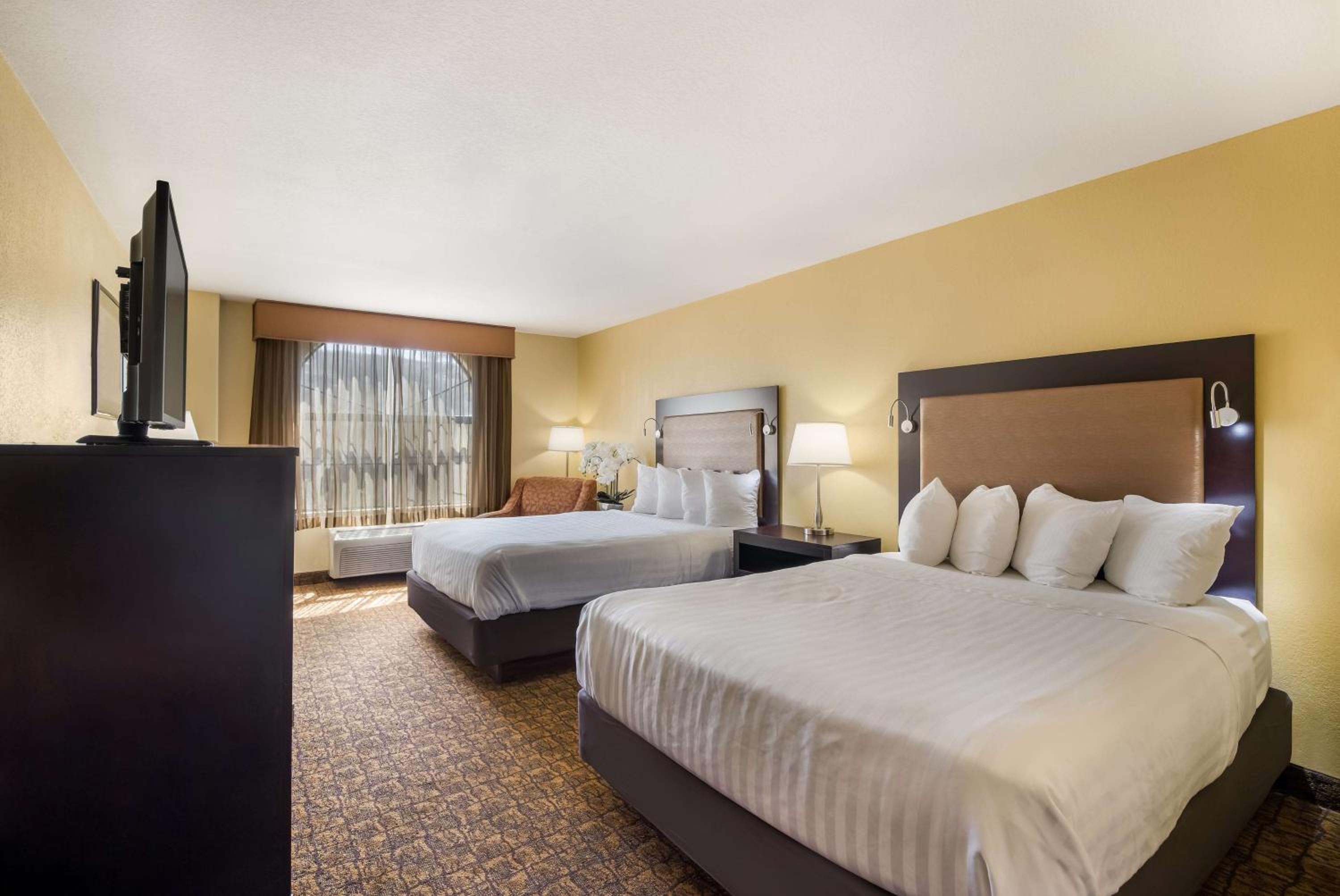 Queen Room with Two Queen Beds - Non-Smoking - Photo 1