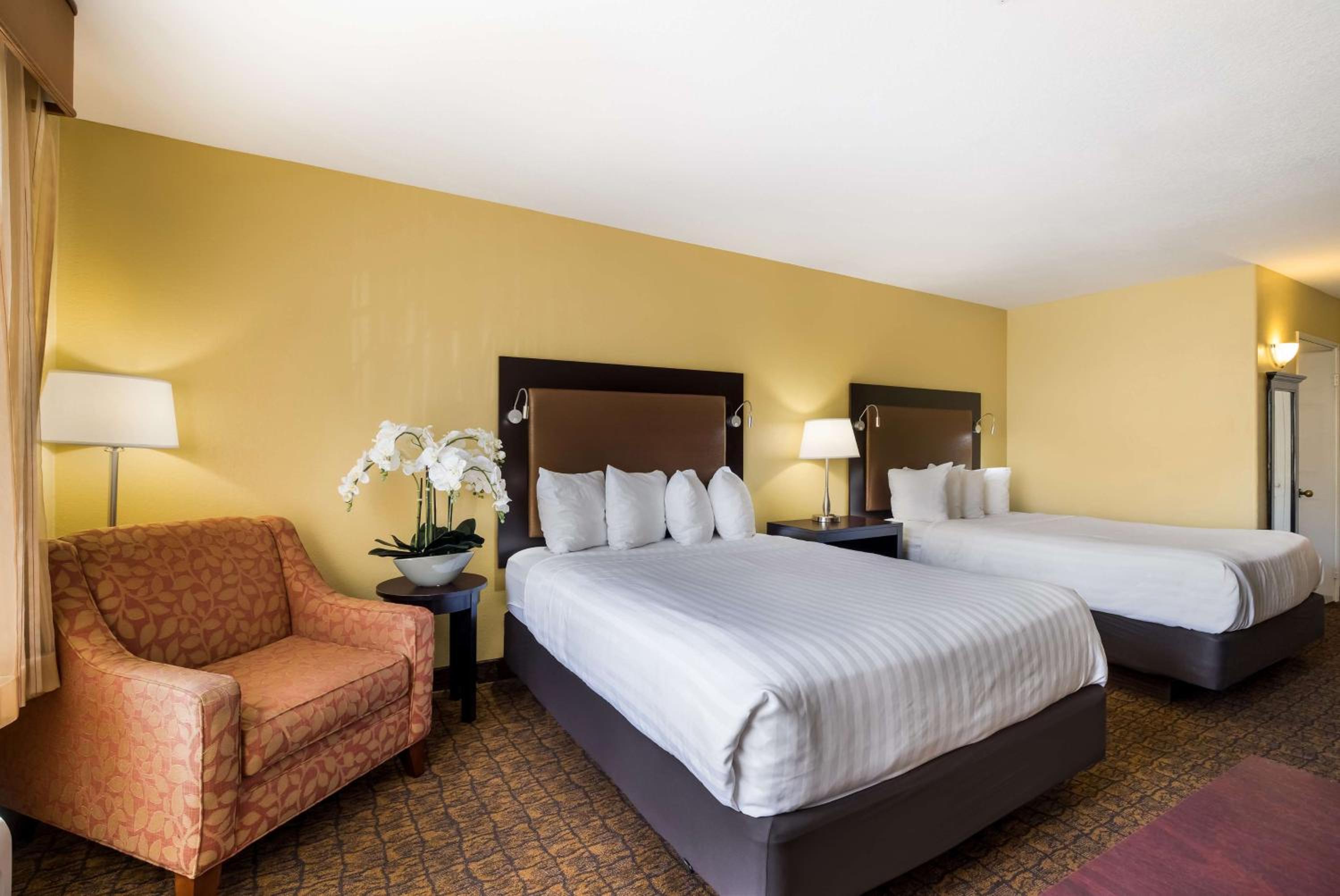 Queen Room with Two Queen Beds - Non-Smoking - Photo 3