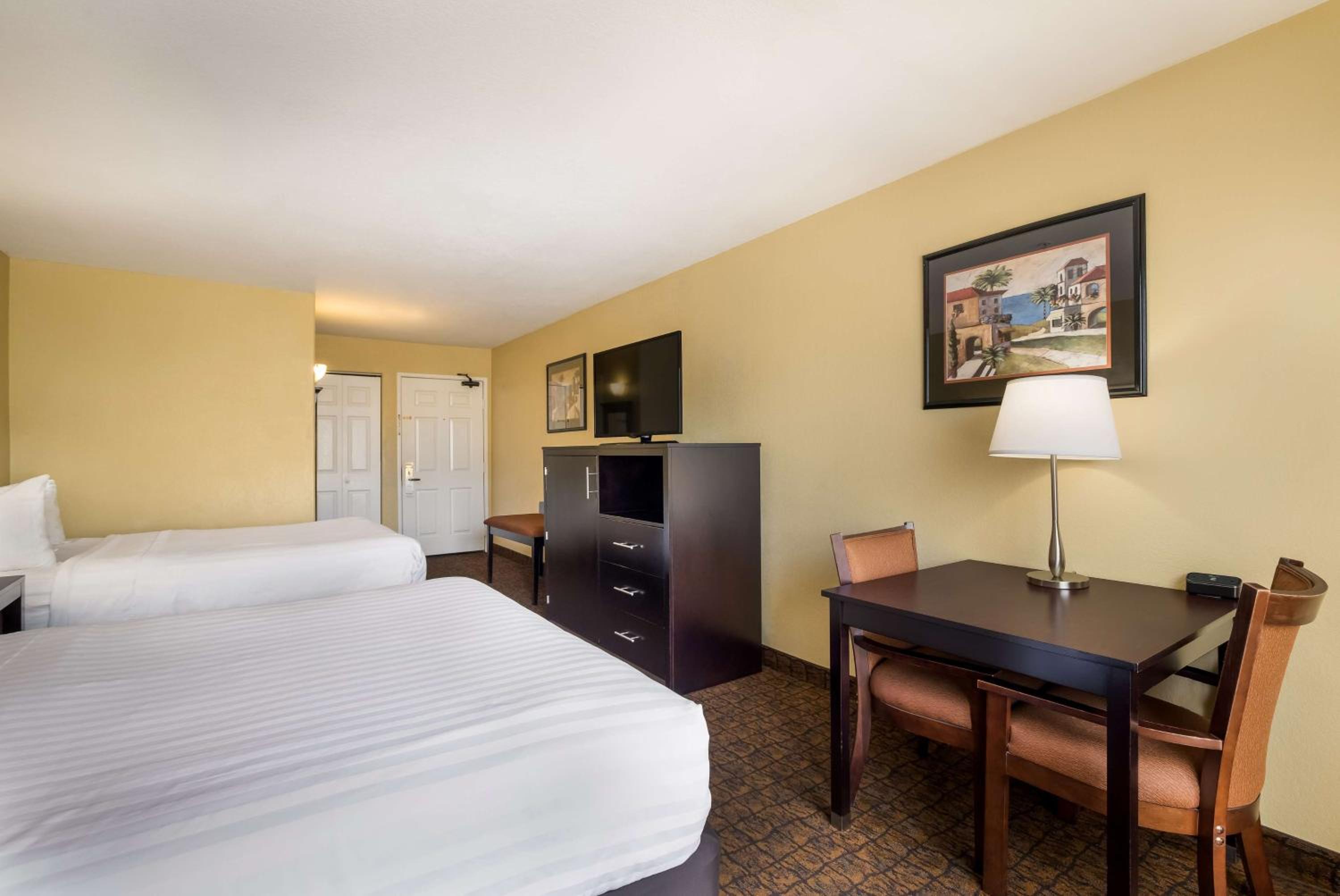 Queen Room with Two Queen Beds - Non-Smoking - Photo 2
